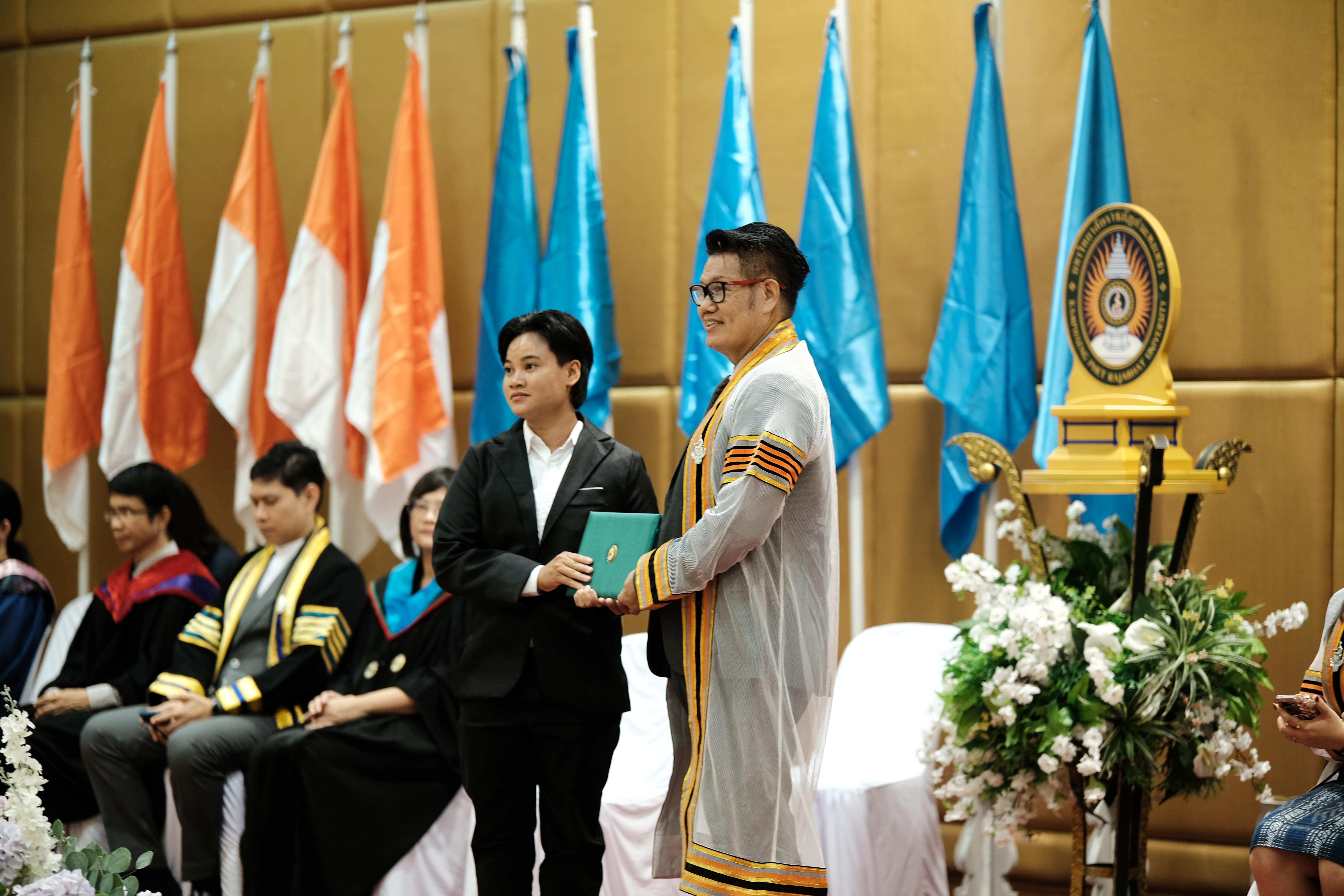 79. คณะครุศาสตร์มหาลัยราชภัฏกำแพงเพชร จัดกิจกรรมมอบเกียรติบัตรและแสดงความยินดีกับผู้สำเร็จการศึกษานักศึกษาหลักสูตรประกาศนียบัตรบัณฑิต สาขาวิชาชีพครู