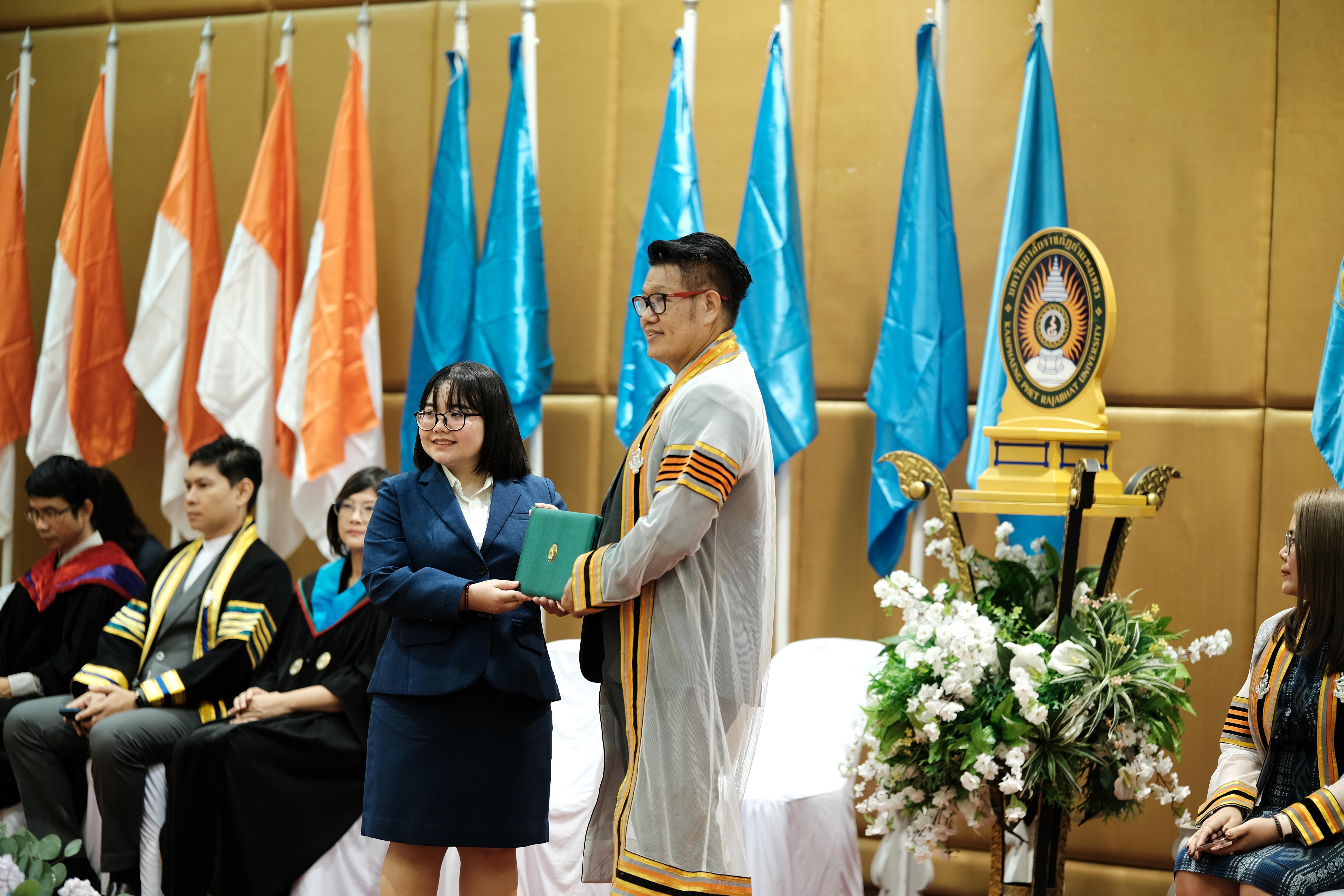 80. คณะครุศาสตร์มหาลัยราชภัฏกำแพงเพชร จัดกิจกรรมมอบเกียรติบัตรและแสดงความยินดีกับผู้สำเร็จการศึกษานักศึกษาหลักสูตรประกาศนียบัตรบัณฑิต สาขาวิชาชีพครู