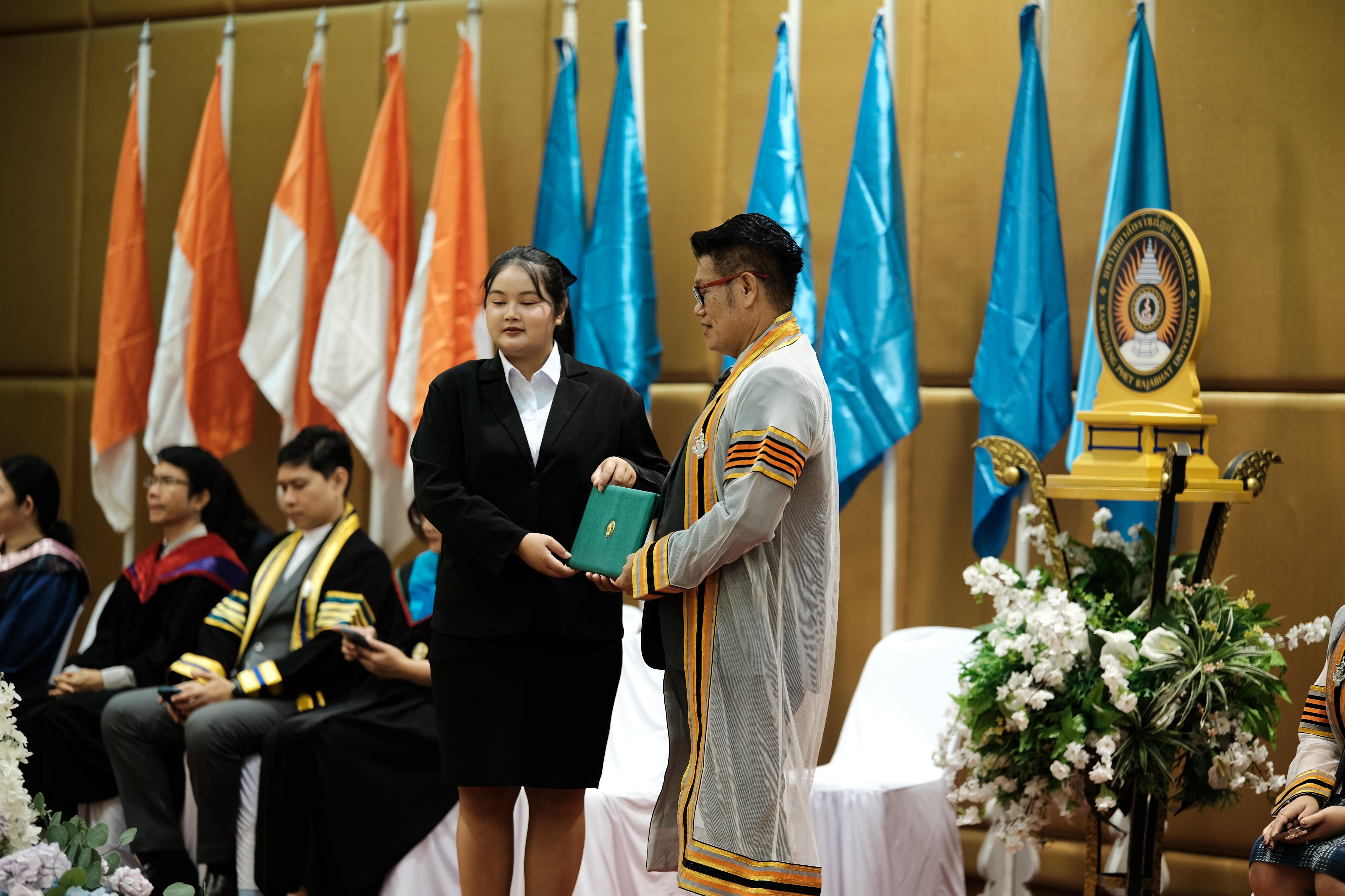 81. คณะครุศาสตร์มหาลัยราชภัฏกำแพงเพชร จัดกิจกรรมมอบเกียรติบัตรและแสดงความยินดีกับผู้สำเร็จการศึกษานักศึกษาหลักสูตรประกาศนียบัตรบัณฑิต สาขาวิชาชีพครู