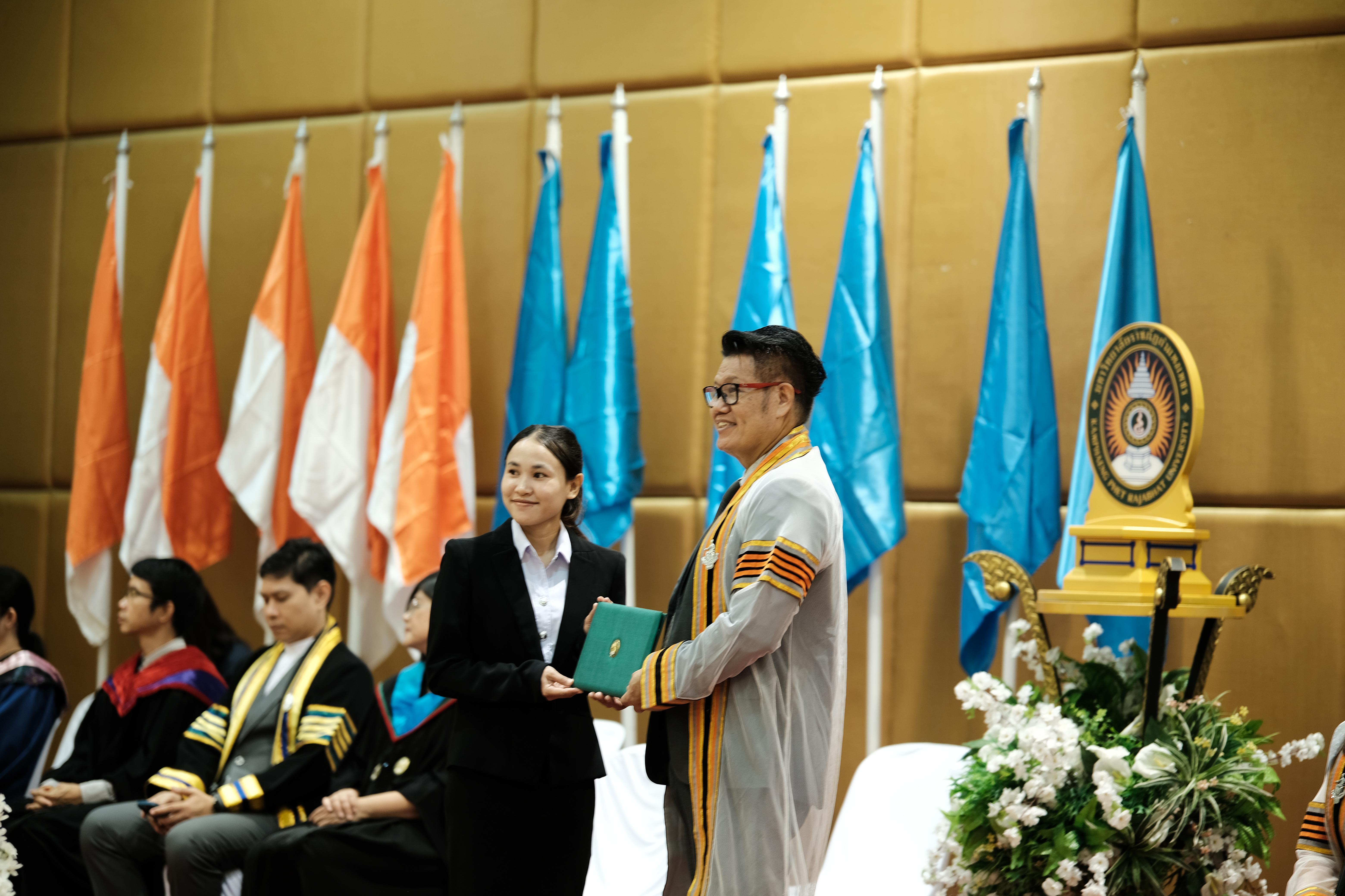 82. คณะครุศาสตร์มหาลัยราชภัฏกำแพงเพชร จัดกิจกรรมมอบเกียรติบัตรและแสดงความยินดีกับผู้สำเร็จการศึกษานักศึกษาหลักสูตรประกาศนียบัตรบัณฑิต สาขาวิชาชีพครู