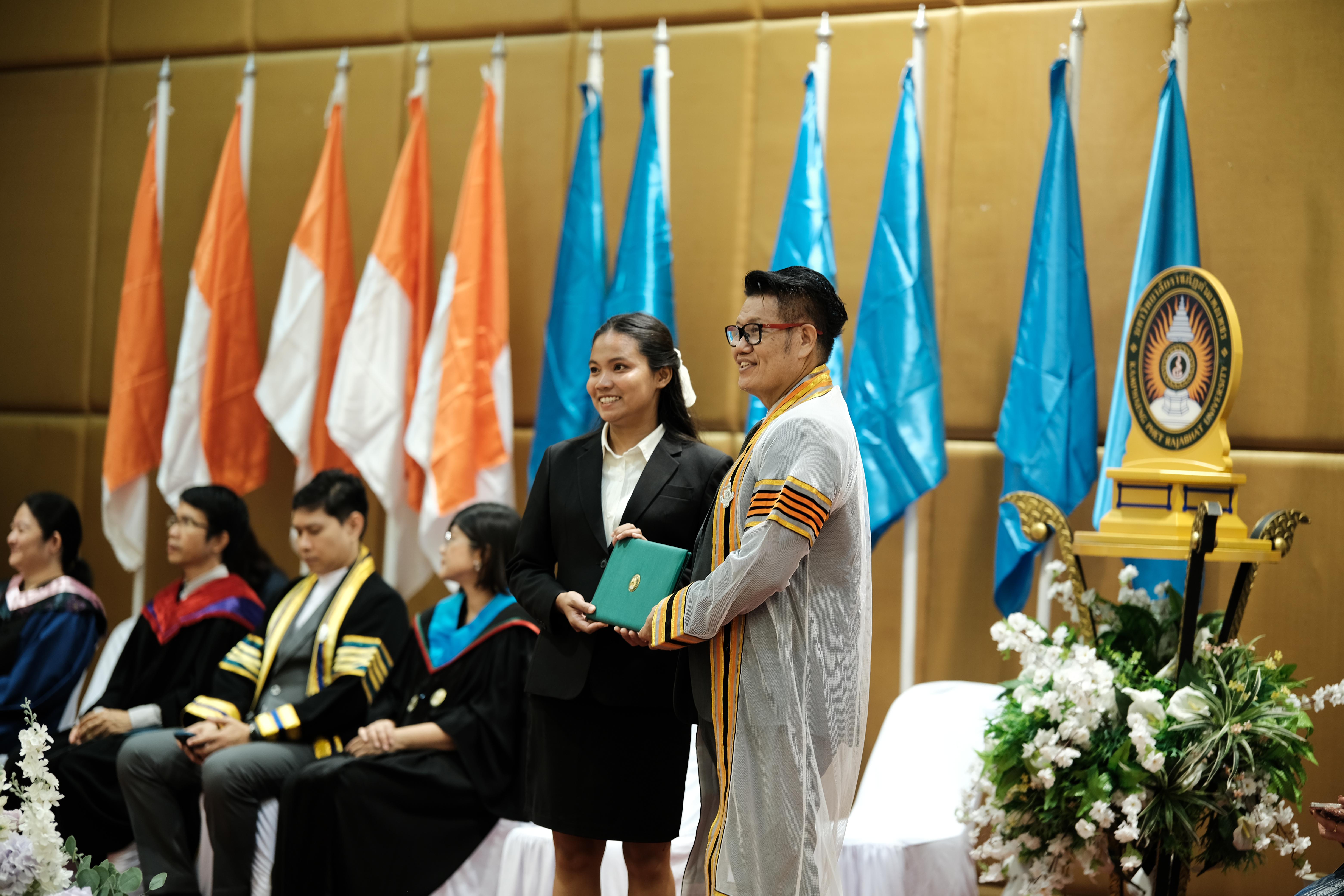 83. คณะครุศาสตร์มหาลัยราชภัฏกำแพงเพชร จัดกิจกรรมมอบเกียรติบัตรและแสดงความยินดีกับผู้สำเร็จการศึกษานักศึกษาหลักสูตรประกาศนียบัตรบัณฑิต สาขาวิชาชีพครู