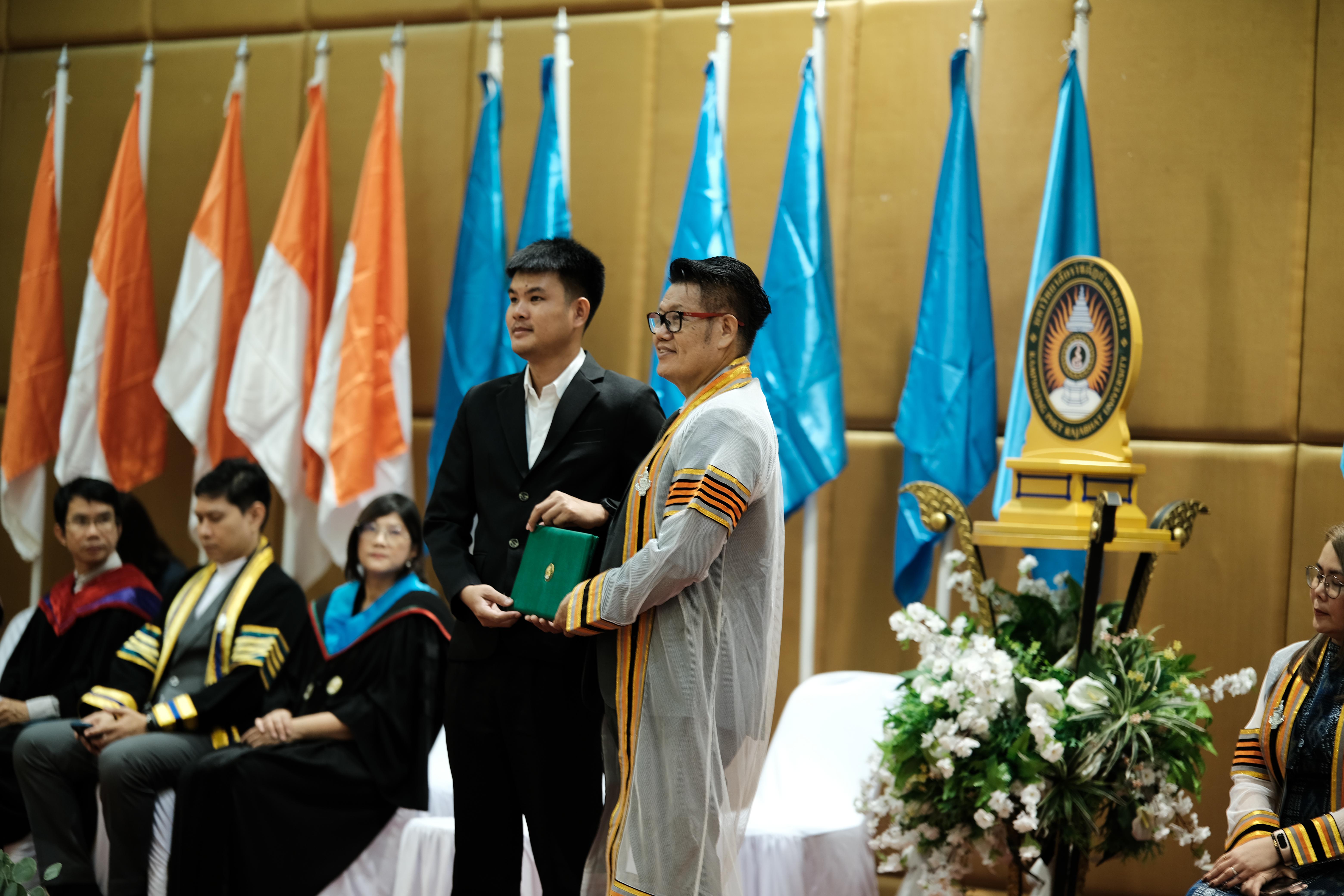 84. คณะครุศาสตร์มหาลัยราชภัฏกำแพงเพชร จัดกิจกรรมมอบเกียรติบัตรและแสดงความยินดีกับผู้สำเร็จการศึกษานักศึกษาหลักสูตรประกาศนียบัตรบัณฑิต สาขาวิชาชีพครู