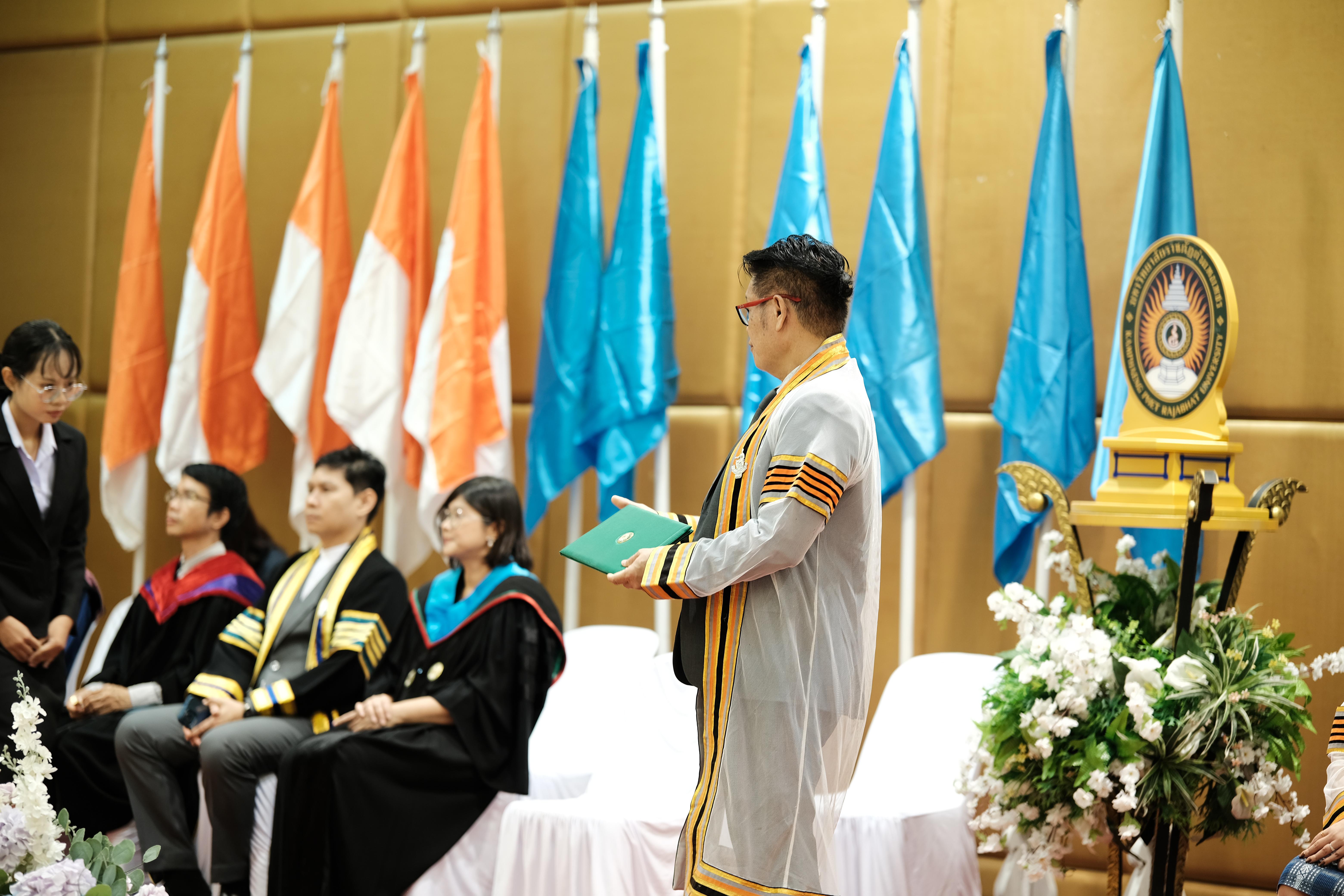 85. คณะครุศาสตร์มหาลัยราชภัฏกำแพงเพชร จัดกิจกรรมมอบเกียรติบัตรและแสดงความยินดีกับผู้สำเร็จการศึกษานักศึกษาหลักสูตรประกาศนียบัตรบัณฑิต สาขาวิชาชีพครู