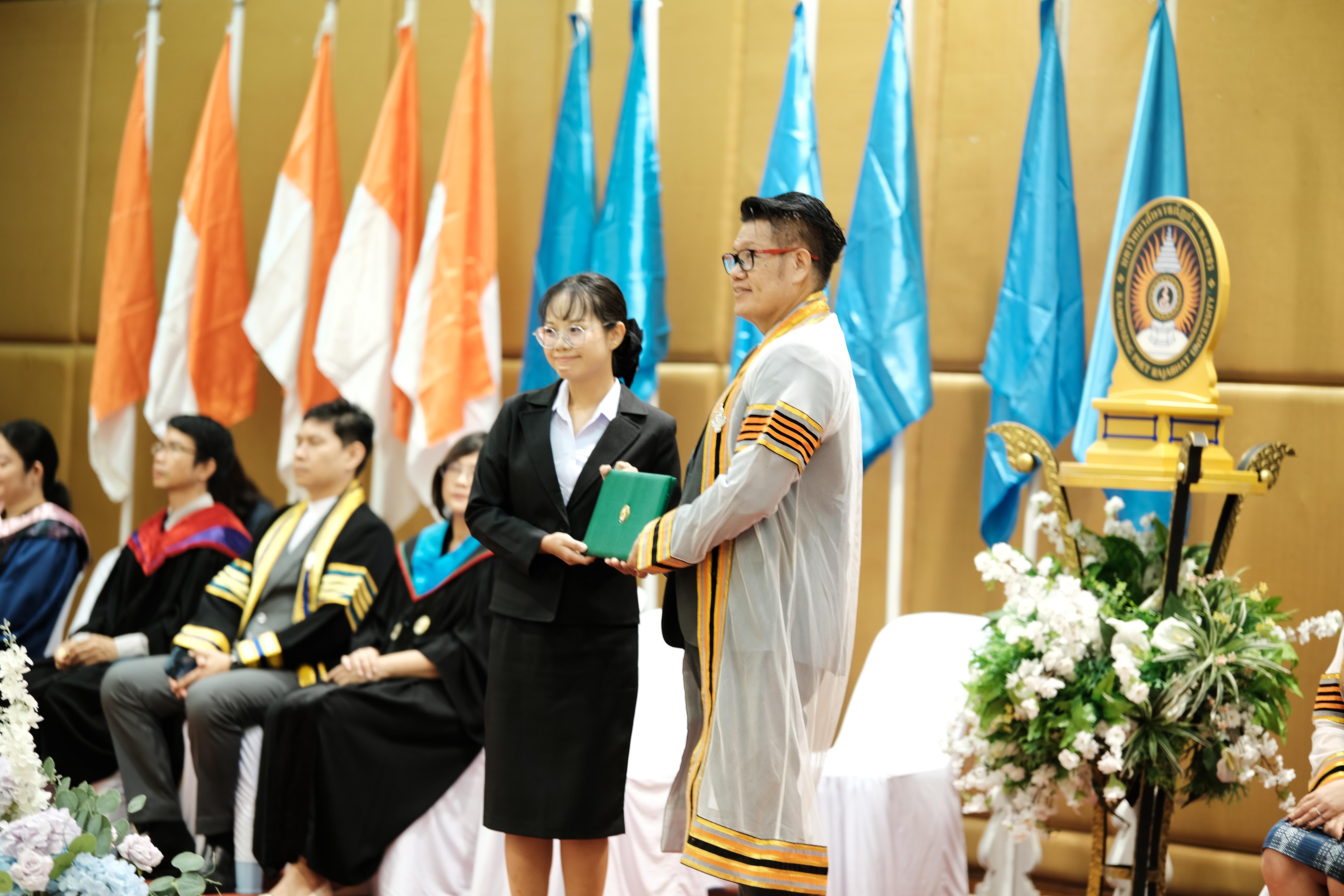 86. คณะครุศาสตร์มหาลัยราชภัฏกำแพงเพชร จัดกิจกรรมมอบเกียรติบัตรและแสดงความยินดีกับผู้สำเร็จการศึกษานักศึกษาหลักสูตรประกาศนียบัตรบัณฑิต สาขาวิชาชีพครู