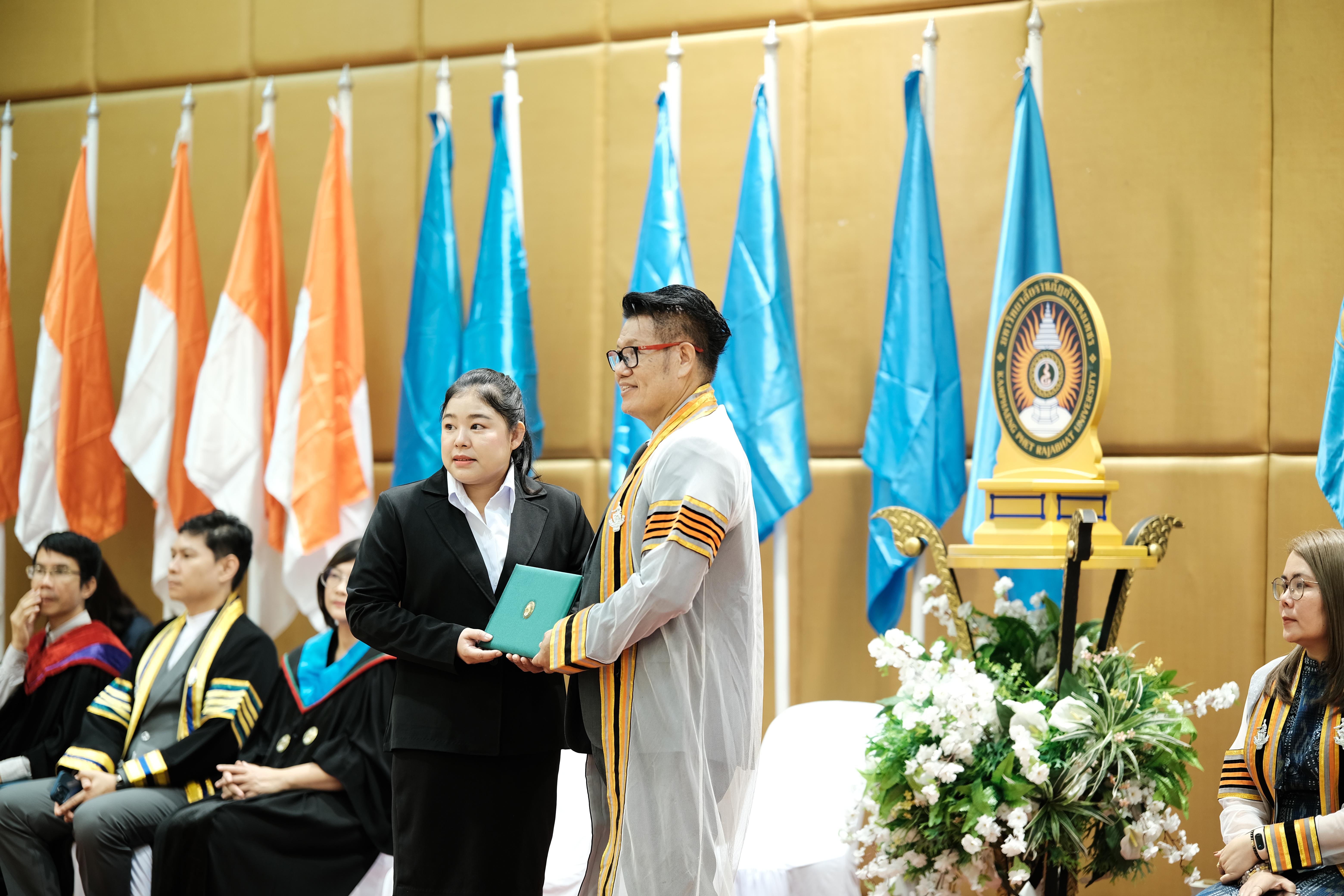 87. คณะครุศาสตร์มหาลัยราชภัฏกำแพงเพชร จัดกิจกรรมมอบเกียรติบัตรและแสดงความยินดีกับผู้สำเร็จการศึกษานักศึกษาหลักสูตรประกาศนียบัตรบัณฑิต สาขาวิชาชีพครู
