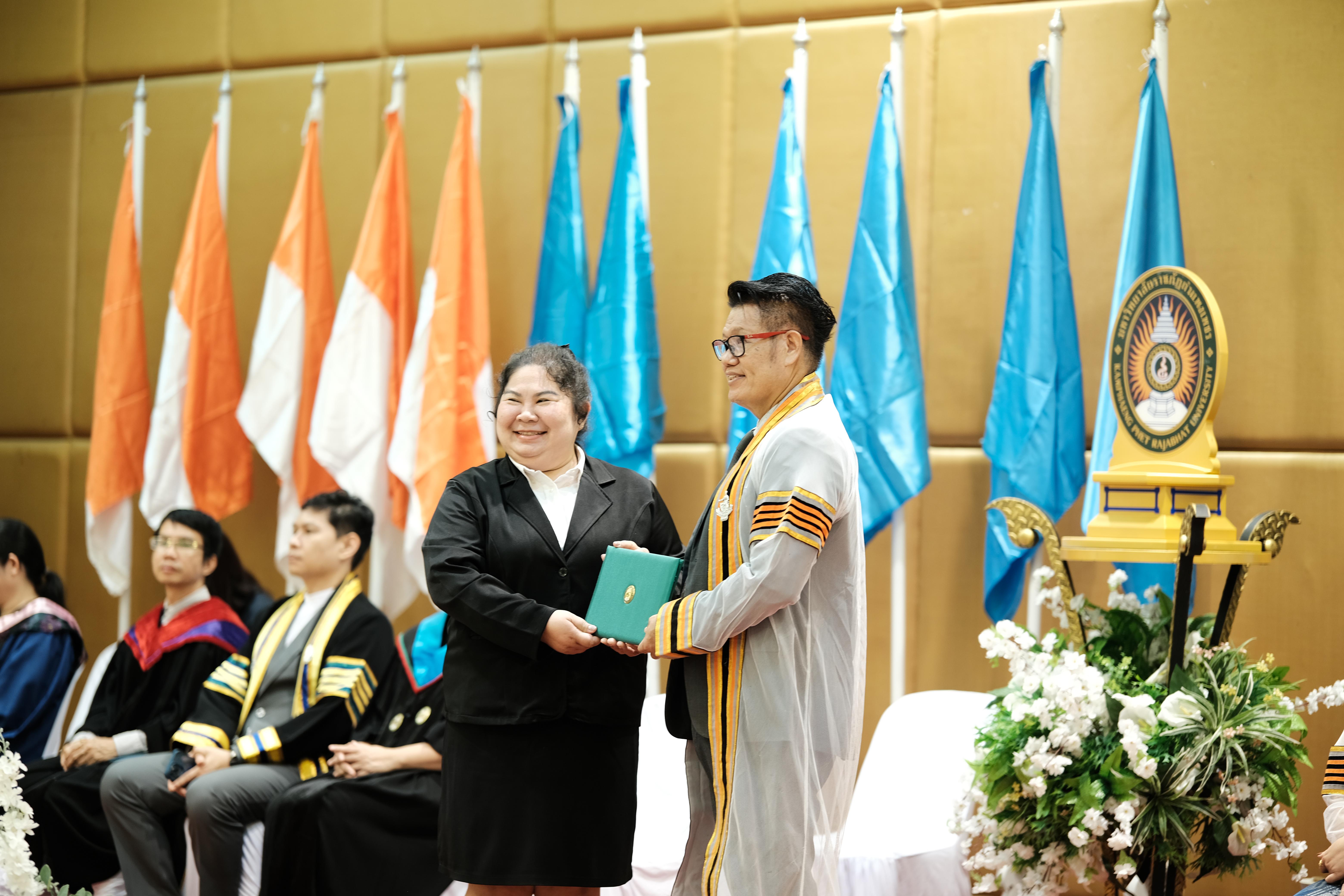 88. คณะครุศาสตร์มหาลัยราชภัฏกำแพงเพชร จัดกิจกรรมมอบเกียรติบัตรและแสดงความยินดีกับผู้สำเร็จการศึกษานักศึกษาหลักสูตรประกาศนียบัตรบัณฑิต สาขาวิชาชีพครู