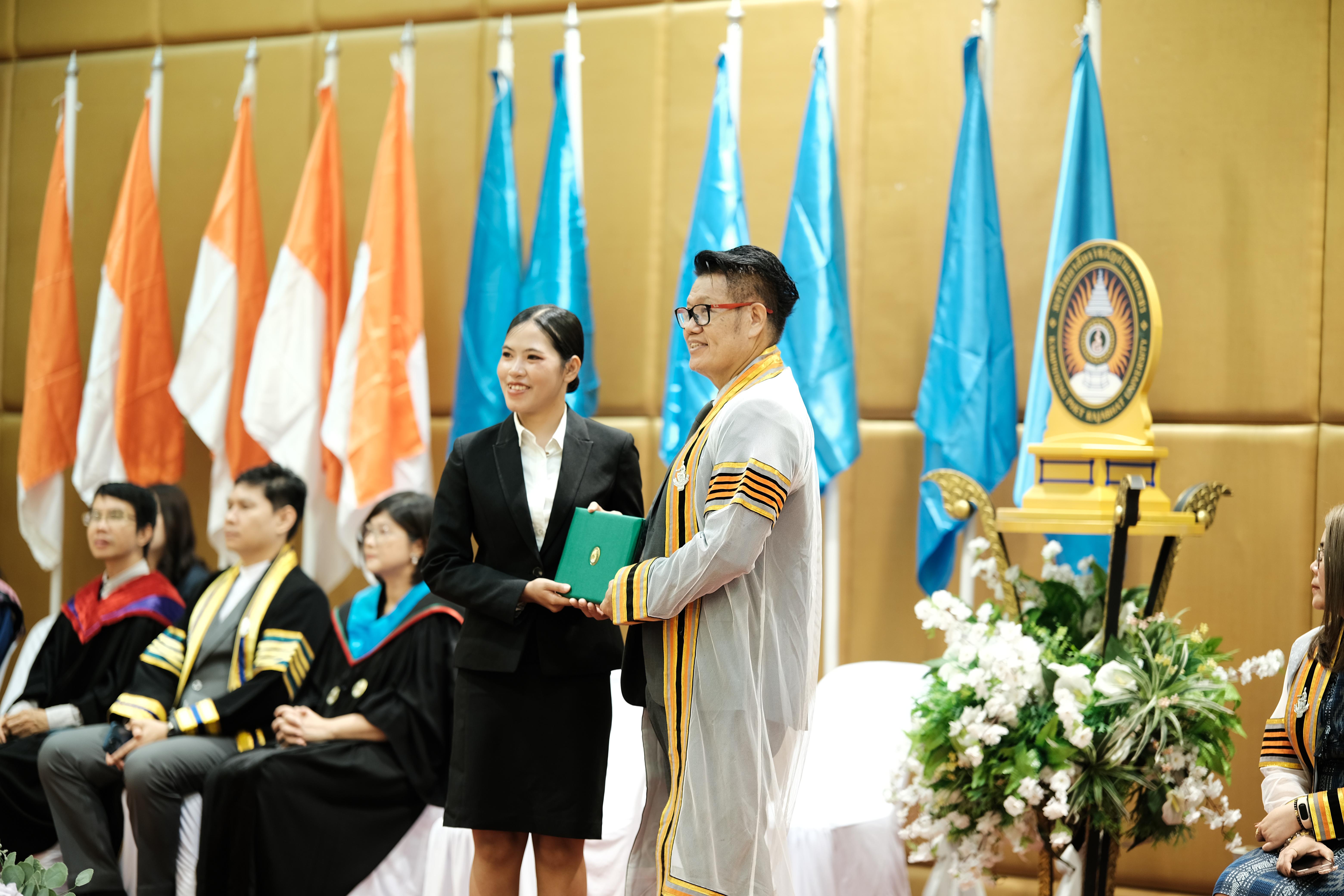 89. คณะครุศาสตร์มหาลัยราชภัฏกำแพงเพชร จัดกิจกรรมมอบเกียรติบัตรและแสดงความยินดีกับผู้สำเร็จการศึกษานักศึกษาหลักสูตรประกาศนียบัตรบัณฑิต สาขาวิชาชีพครู