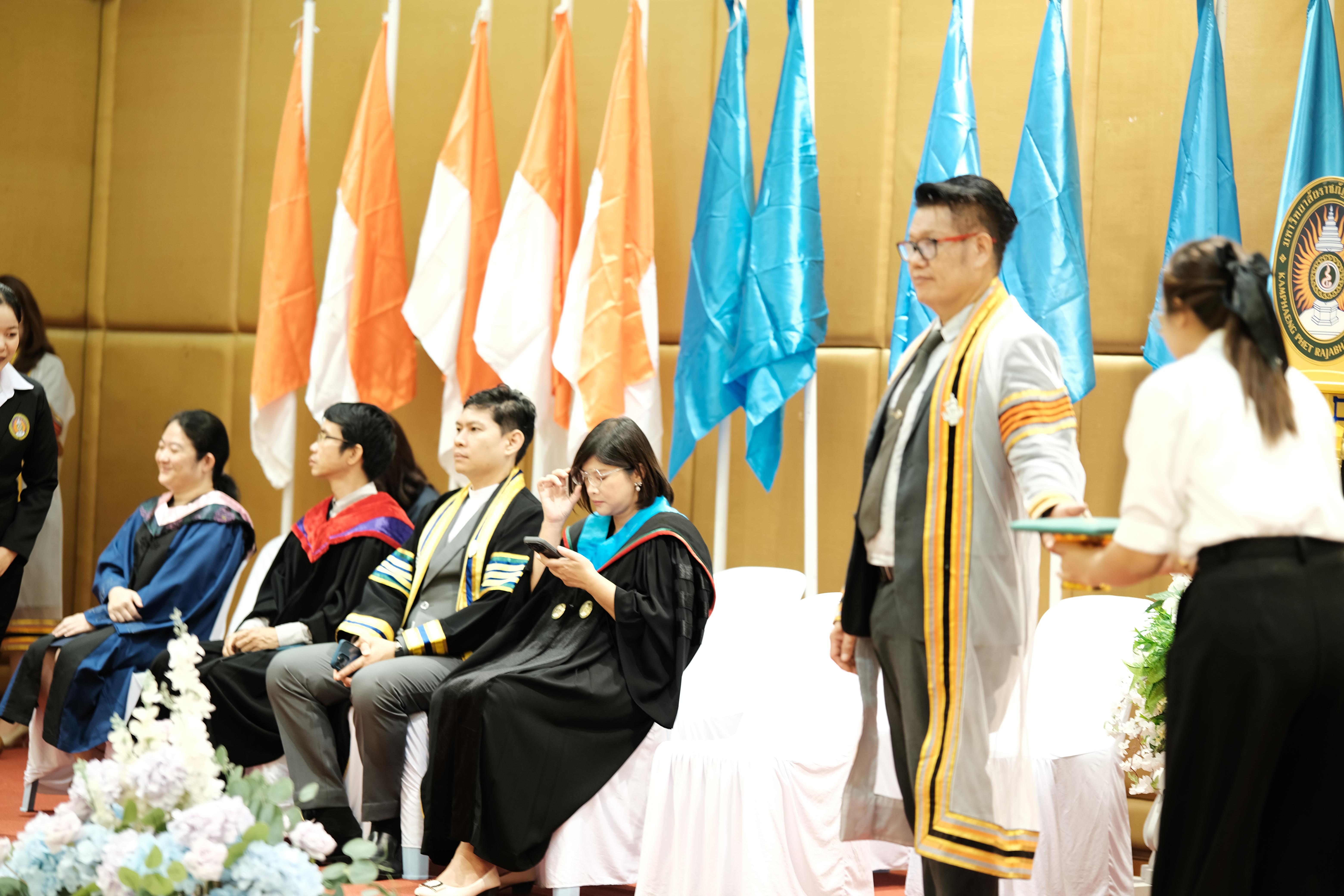 90. คณะครุศาสตร์มหาลัยราชภัฏกำแพงเพชร จัดกิจกรรมมอบเกียรติบัตรและแสดงความยินดีกับผู้สำเร็จการศึกษานักศึกษาหลักสูตรประกาศนียบัตรบัณฑิต สาขาวิชาชีพครู