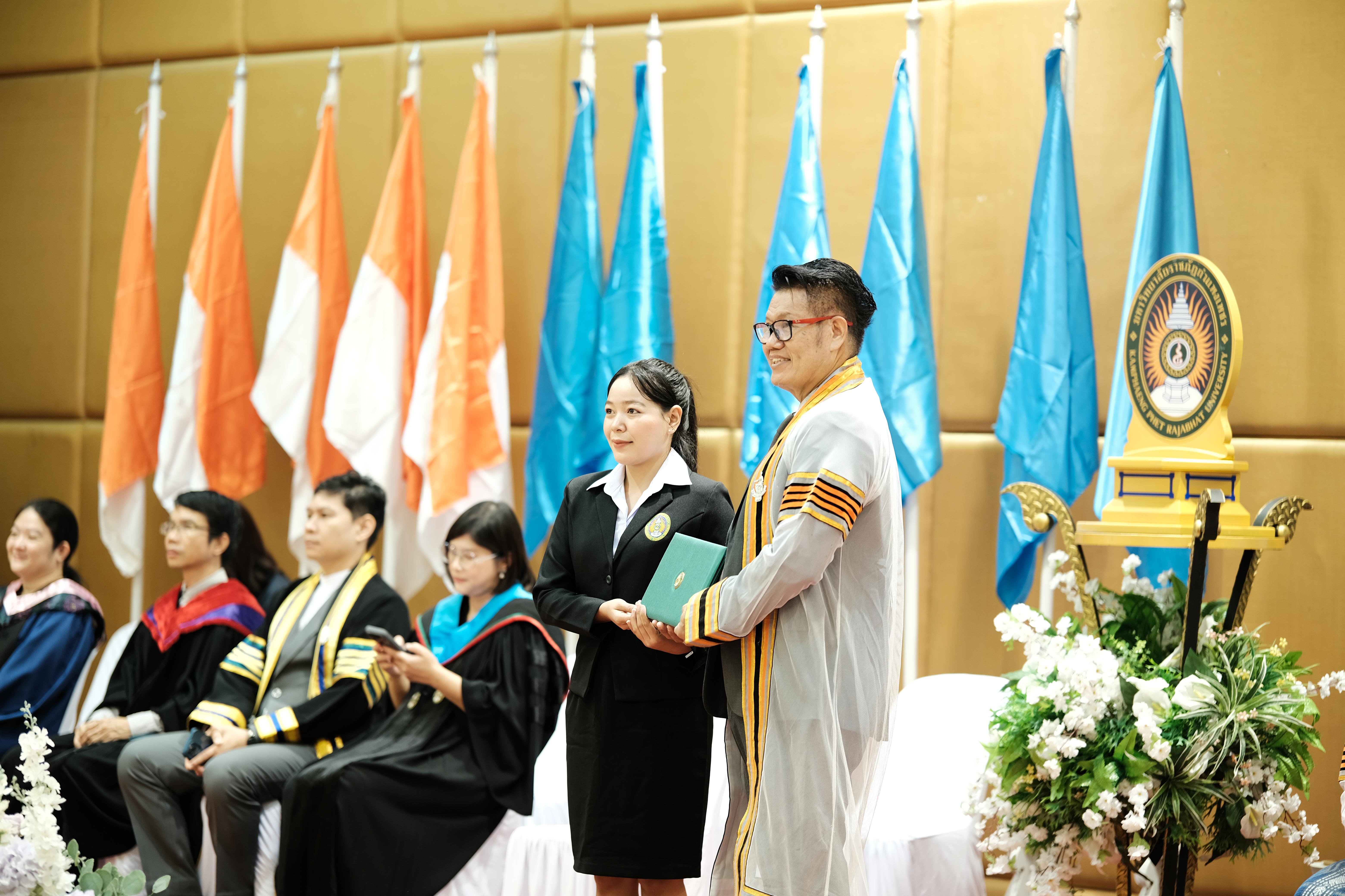 91. คณะครุศาสตร์มหาลัยราชภัฏกำแพงเพชร จัดกิจกรรมมอบเกียรติบัตรและแสดงความยินดีกับผู้สำเร็จการศึกษานักศึกษาหลักสูตรประกาศนียบัตรบัณฑิต สาขาวิชาชีพครู