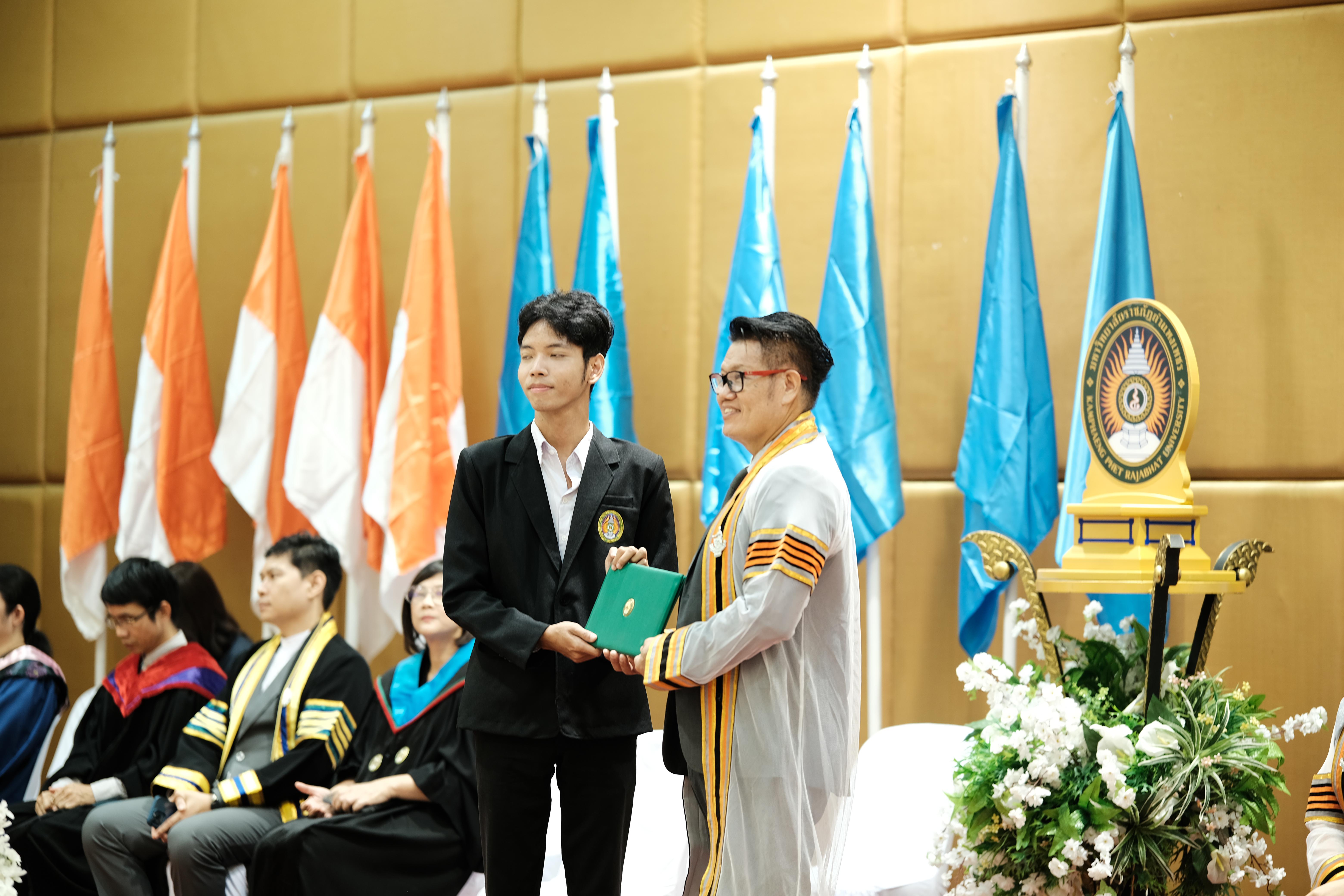 92. คณะครุศาสตร์มหาลัยราชภัฏกำแพงเพชร จัดกิจกรรมมอบเกียรติบัตรและแสดงความยินดีกับผู้สำเร็จการศึกษานักศึกษาหลักสูตรประกาศนียบัตรบัณฑิต สาขาวิชาชีพครู
