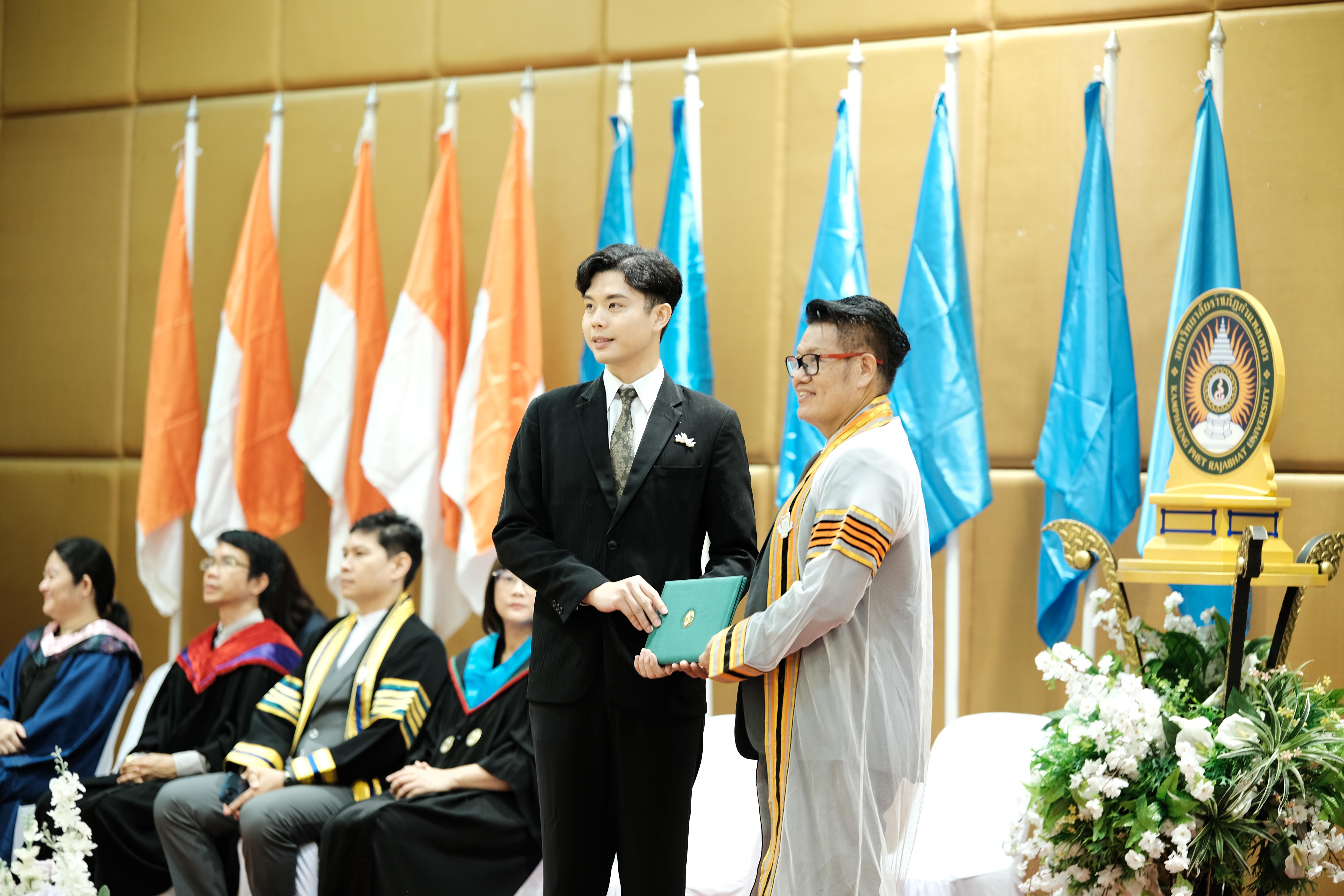 93. คณะครุศาสตร์มหาลัยราชภัฏกำแพงเพชร จัดกิจกรรมมอบเกียรติบัตรและแสดงความยินดีกับผู้สำเร็จการศึกษานักศึกษาหลักสูตรประกาศนียบัตรบัณฑิต สาขาวิชาชีพครู