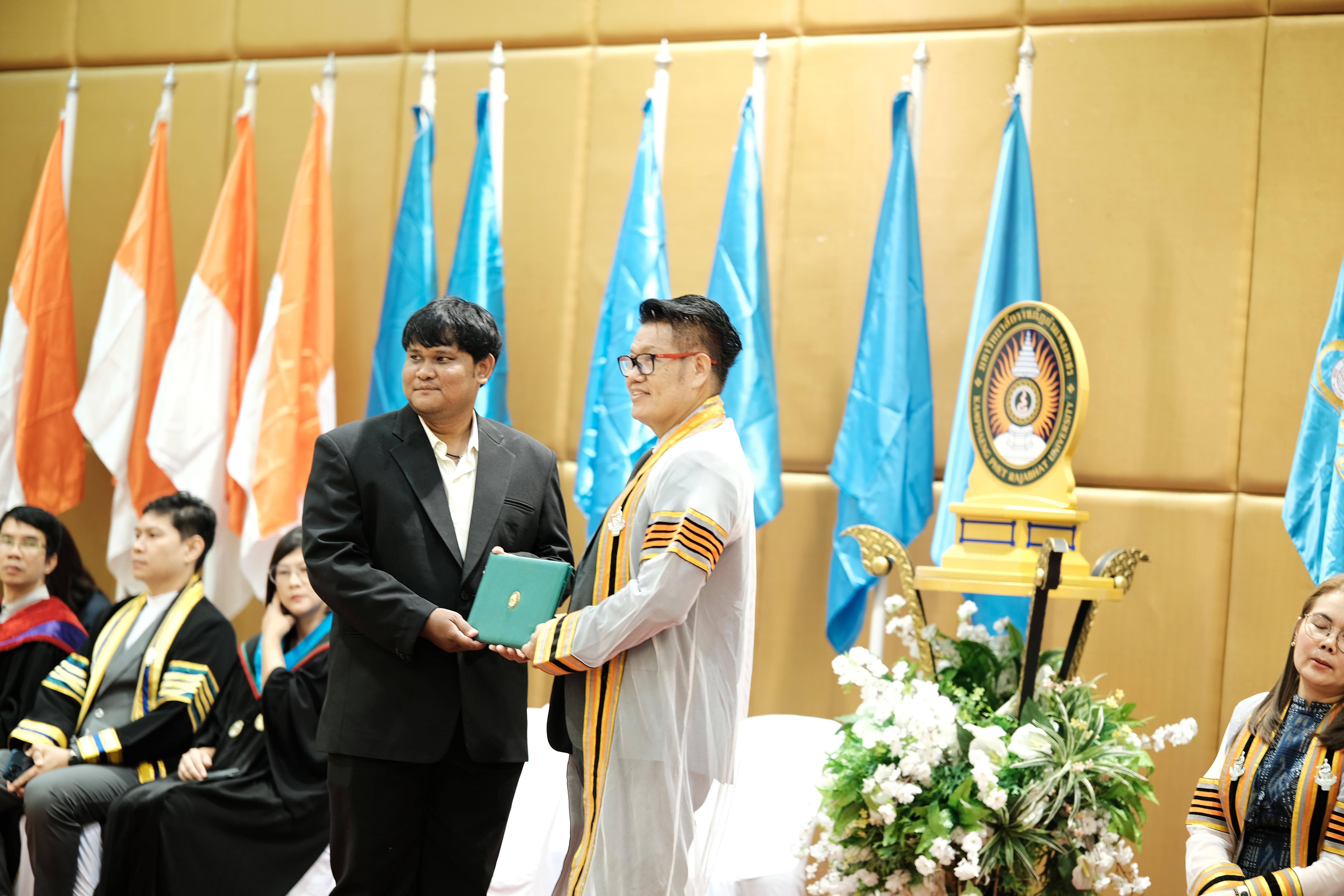 94. คณะครุศาสตร์มหาลัยราชภัฏกำแพงเพชร จัดกิจกรรมมอบเกียรติบัตรและแสดงความยินดีกับผู้สำเร็จการศึกษานักศึกษาหลักสูตรประกาศนียบัตรบัณฑิต สาขาวิชาชีพครู