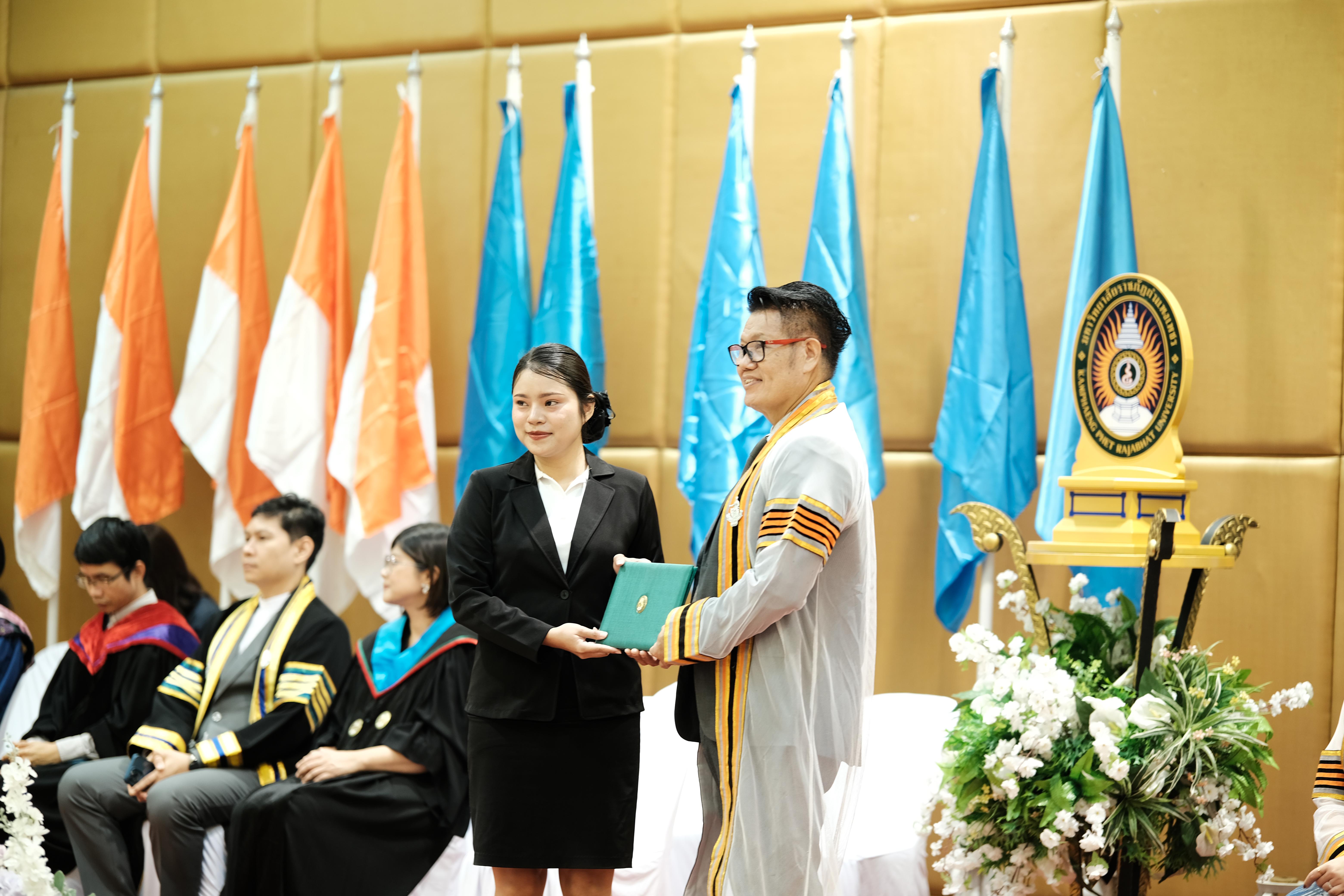 95. คณะครุศาสตร์มหาลัยราชภัฏกำแพงเพชร จัดกิจกรรมมอบเกียรติบัตรและแสดงความยินดีกับผู้สำเร็จการศึกษานักศึกษาหลักสูตรประกาศนียบัตรบัณฑิต สาขาวิชาชีพครู