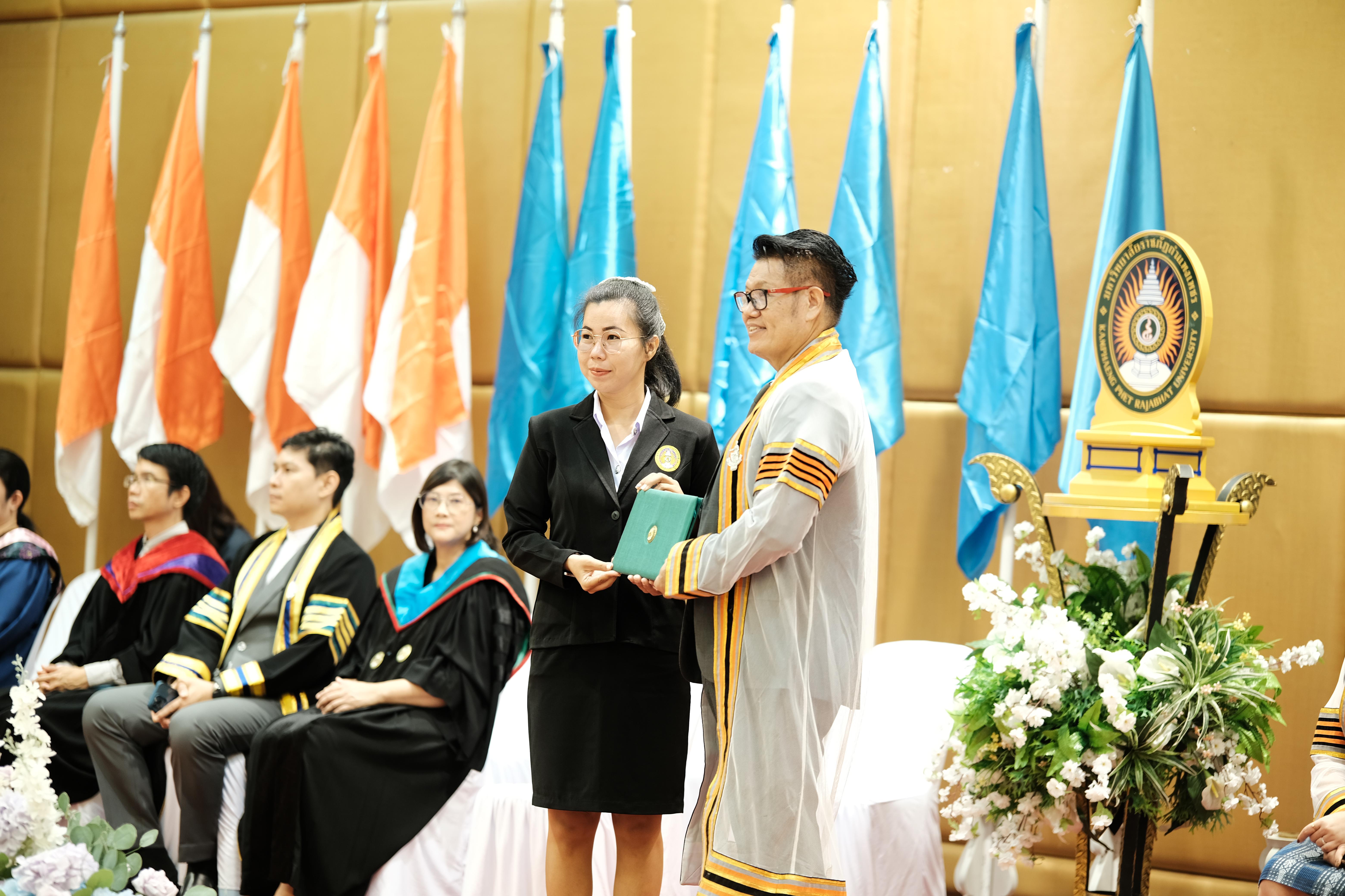 96. คณะครุศาสตร์มหาลัยราชภัฏกำแพงเพชร จัดกิจกรรมมอบเกียรติบัตรและแสดงความยินดีกับผู้สำเร็จการศึกษานักศึกษาหลักสูตรประกาศนียบัตรบัณฑิต สาขาวิชาชีพครู