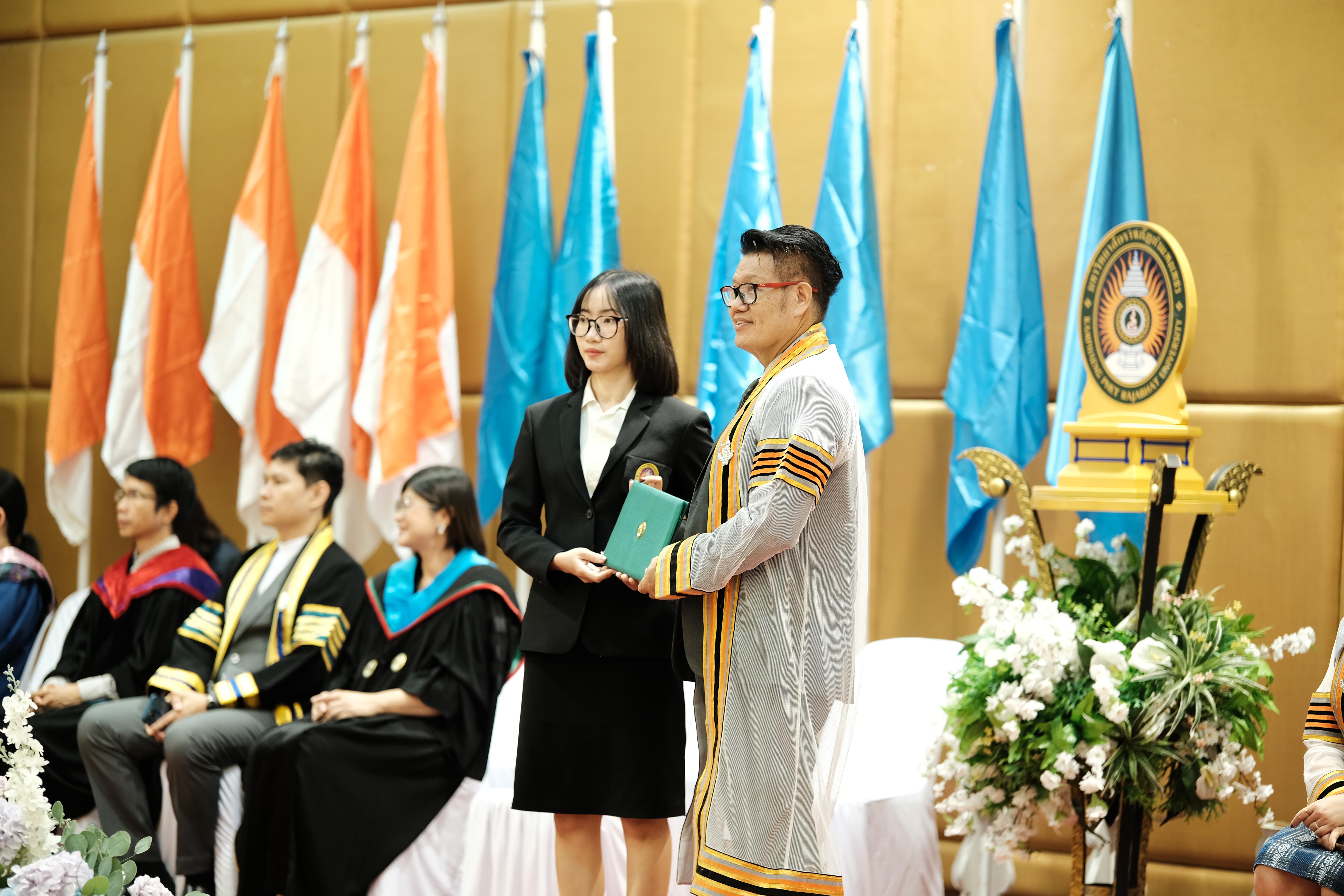 97. คณะครุศาสตร์มหาลัยราชภัฏกำแพงเพชร จัดกิจกรรมมอบเกียรติบัตรและแสดงความยินดีกับผู้สำเร็จการศึกษานักศึกษาหลักสูตรประกาศนียบัตรบัณฑิต สาขาวิชาชีพครู