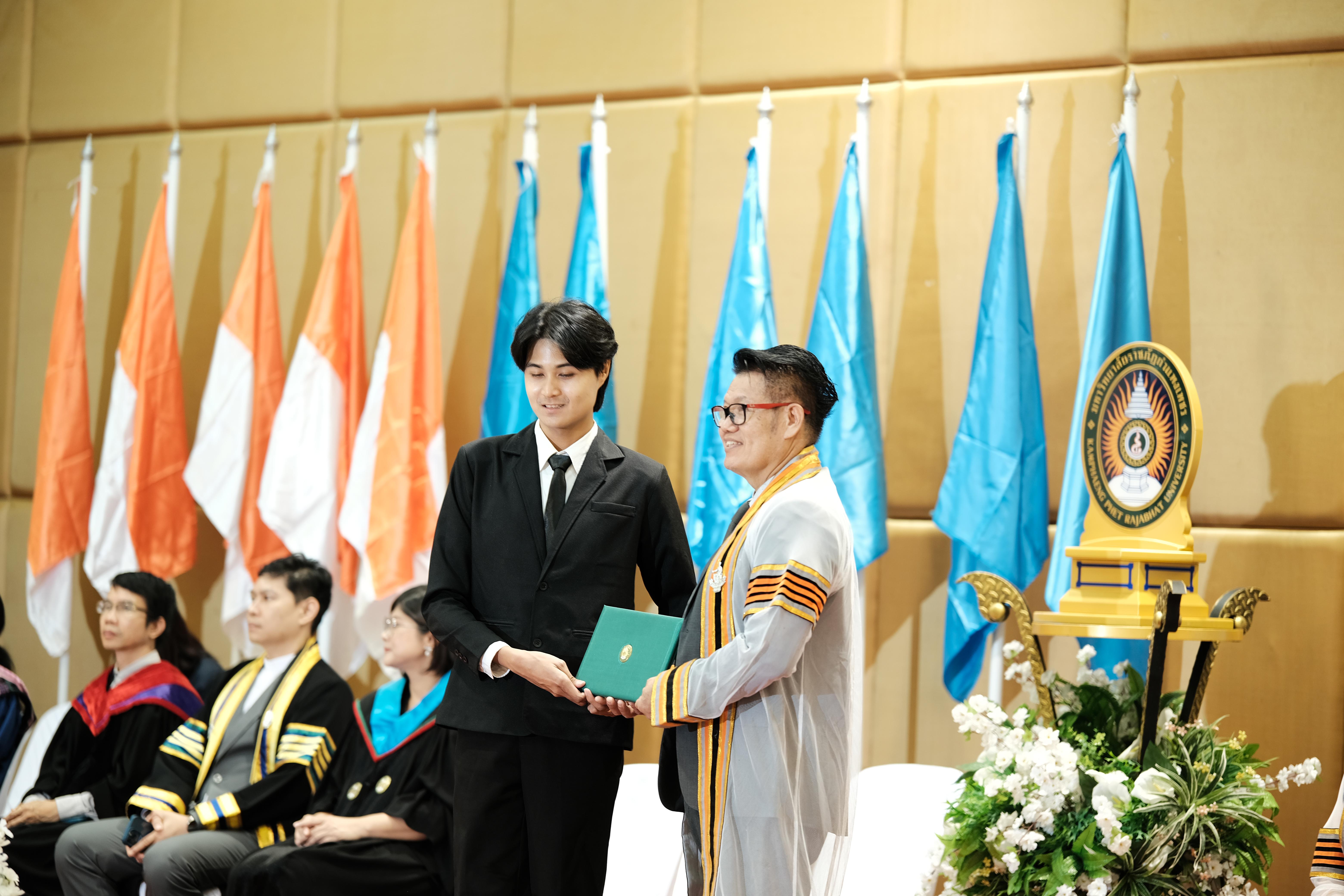 98. คณะครุศาสตร์มหาลัยราชภัฏกำแพงเพชร จัดกิจกรรมมอบเกียรติบัตรและแสดงความยินดีกับผู้สำเร็จการศึกษานักศึกษาหลักสูตรประกาศนียบัตรบัณฑิต สาขาวิชาชีพครู