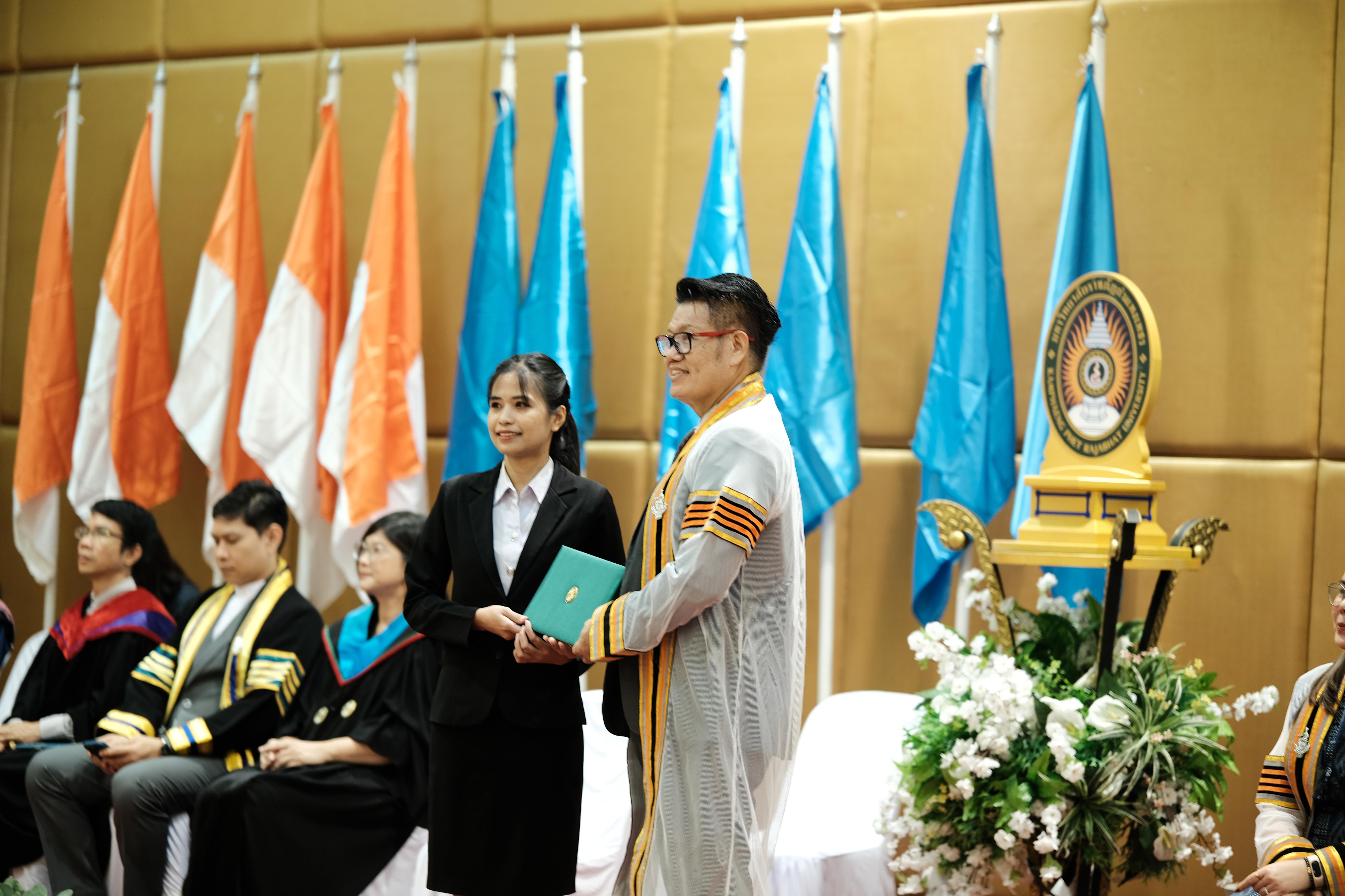 99. คณะครุศาสตร์มหาลัยราชภัฏกำแพงเพชร จัดกิจกรรมมอบเกียรติบัตรและแสดงความยินดีกับผู้สำเร็จการศึกษานักศึกษาหลักสูตรประกาศนียบัตรบัณฑิต สาขาวิชาชีพครู