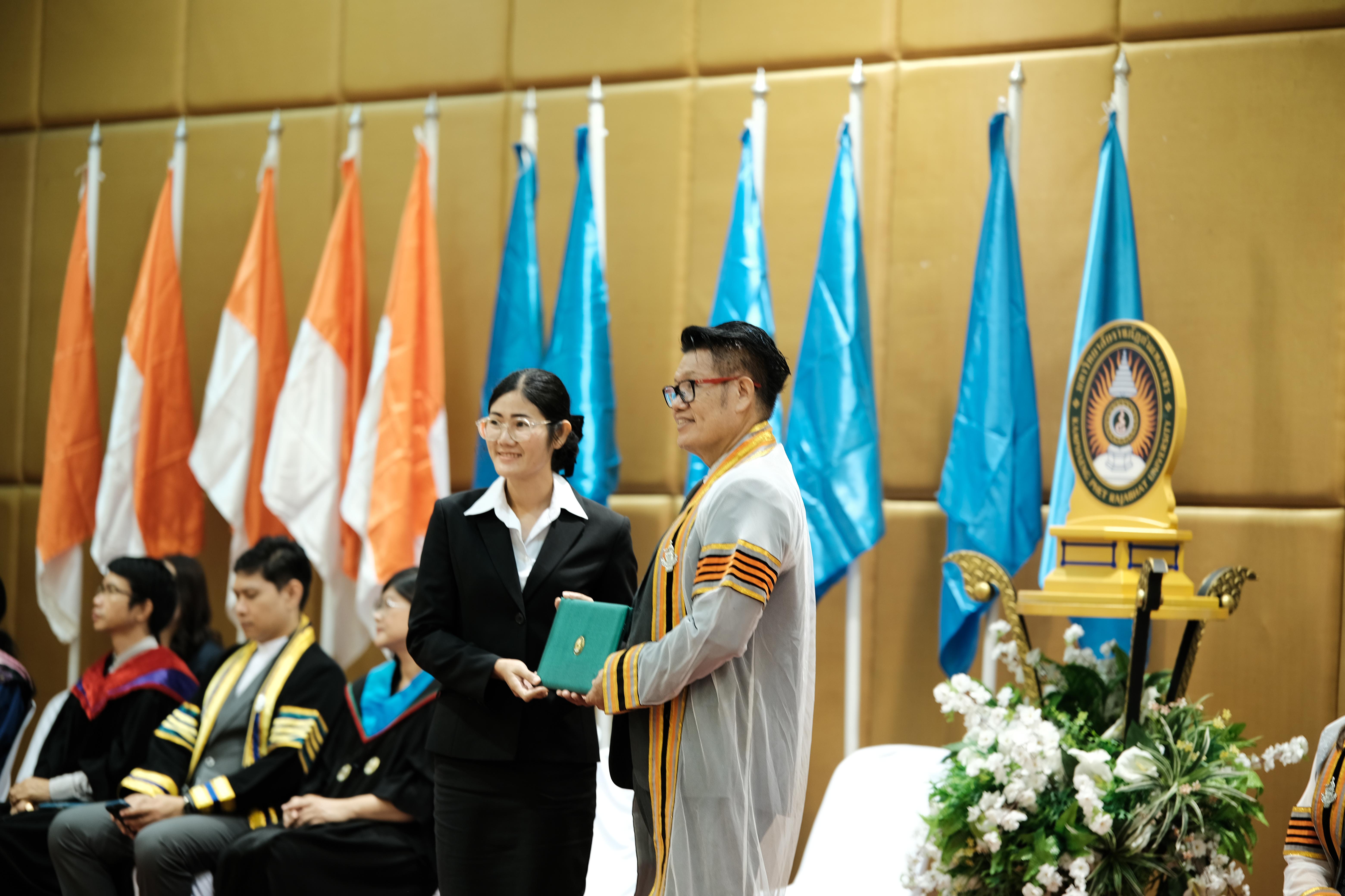 100. คณะครุศาสตร์มหาลัยราชภัฏกำแพงเพชร จัดกิจกรรมมอบเกียรติบัตรและแสดงความยินดีกับผู้สำเร็จการศึกษานักศึกษาหลักสูตรประกาศนียบัตรบัณฑิต สาขาวิชาชีพครู