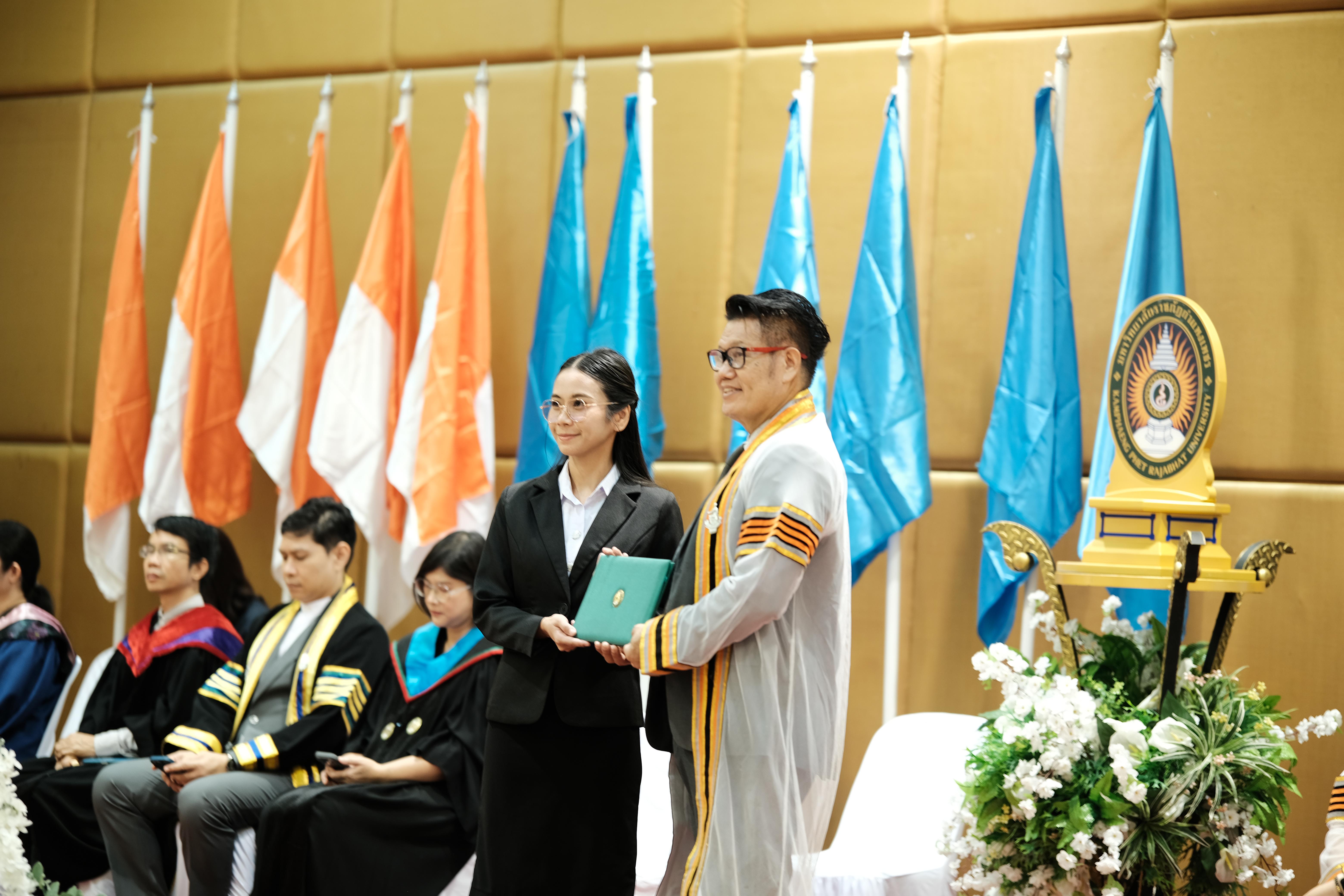 101. คณะครุศาสตร์มหาลัยราชภัฏกำแพงเพชร จัดกิจกรรมมอบเกียรติบัตรและแสดงความยินดีกับผู้สำเร็จการศึกษานักศึกษาหลักสูตรประกาศนียบัตรบัณฑิต สาขาวิชาชีพครู