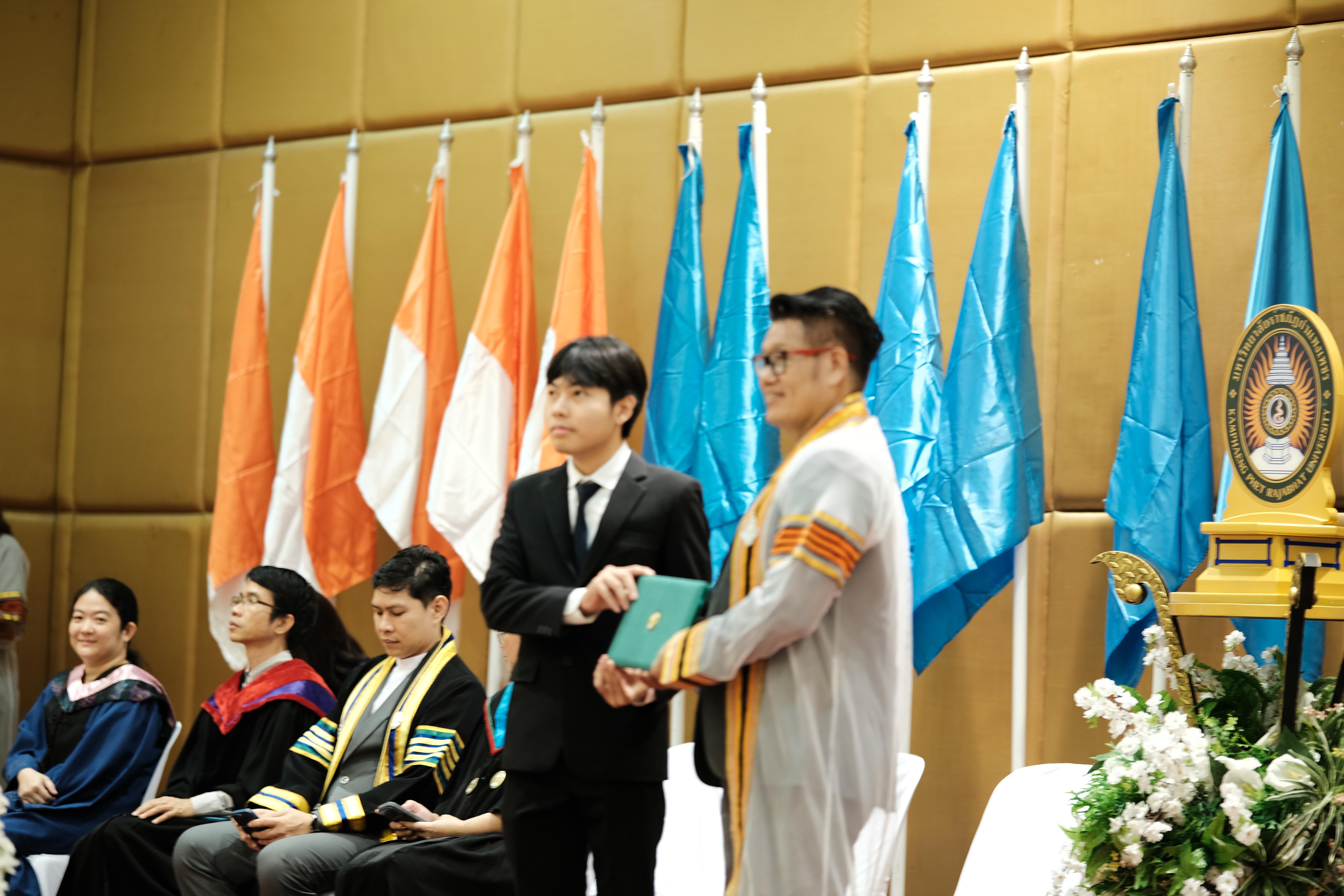 102. คณะครุศาสตร์มหาลัยราชภัฏกำแพงเพชร จัดกิจกรรมมอบเกียรติบัตรและแสดงความยินดีกับผู้สำเร็จการศึกษานักศึกษาหลักสูตรประกาศนียบัตรบัณฑิต สาขาวิชาชีพครู