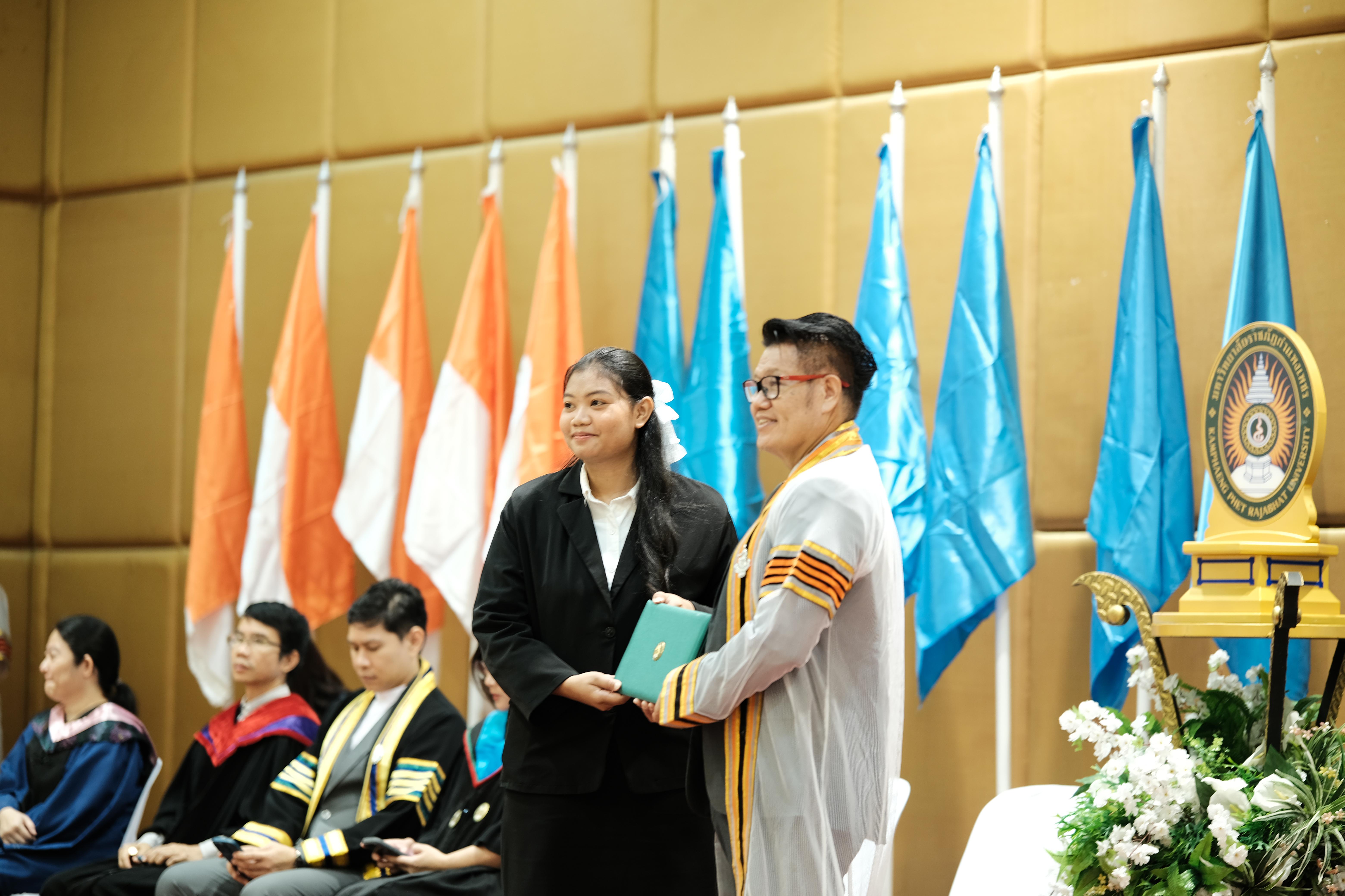 103. คณะครุศาสตร์มหาลัยราชภัฏกำแพงเพชร จัดกิจกรรมมอบเกียรติบัตรและแสดงความยินดีกับผู้สำเร็จการศึกษานักศึกษาหลักสูตรประกาศนียบัตรบัณฑิต สาขาวิชาชีพครู