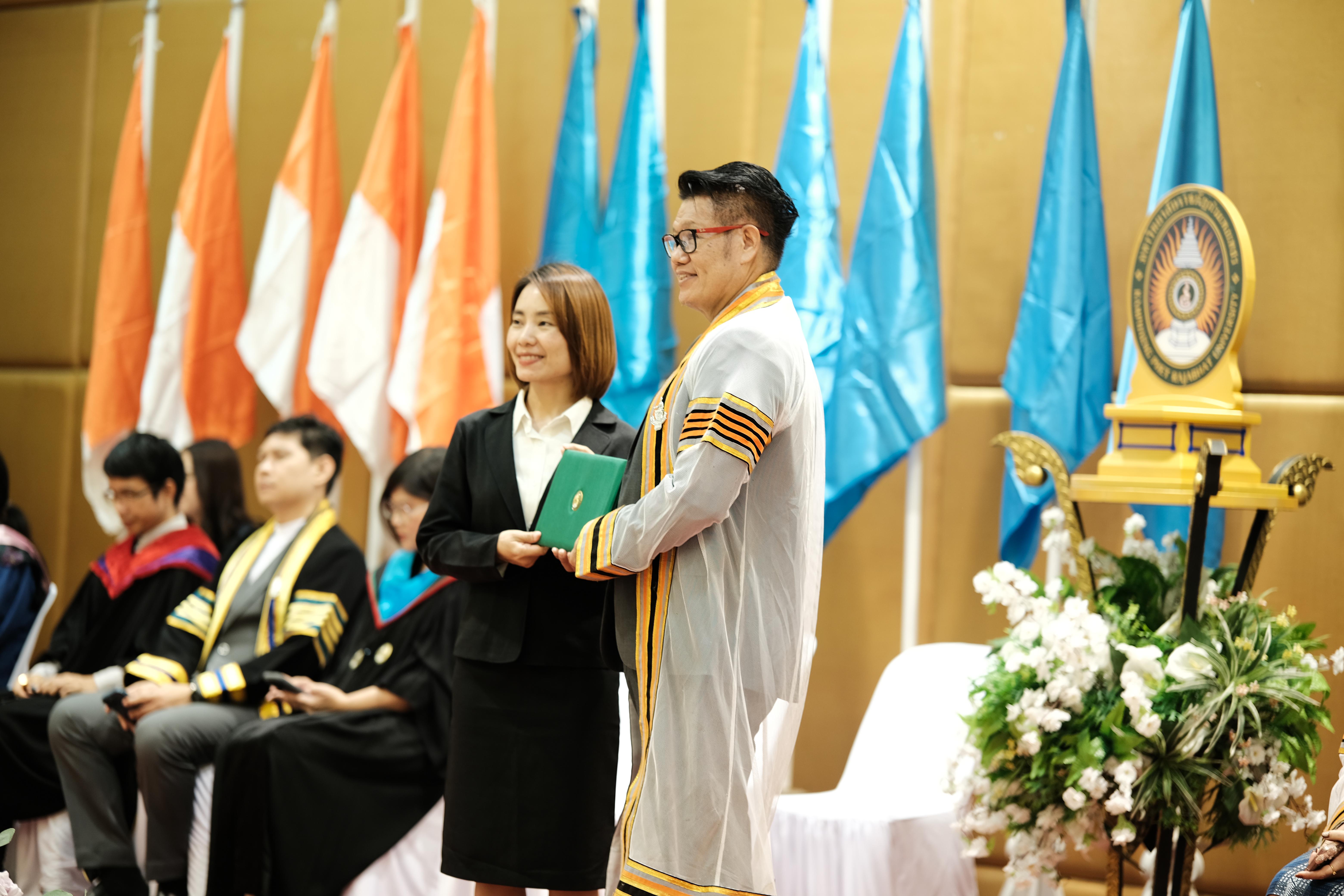 104. คณะครุศาสตร์มหาลัยราชภัฏกำแพงเพชร จัดกิจกรรมมอบเกียรติบัตรและแสดงความยินดีกับผู้สำเร็จการศึกษานักศึกษาหลักสูตรประกาศนียบัตรบัณฑิต สาขาวิชาชีพครู