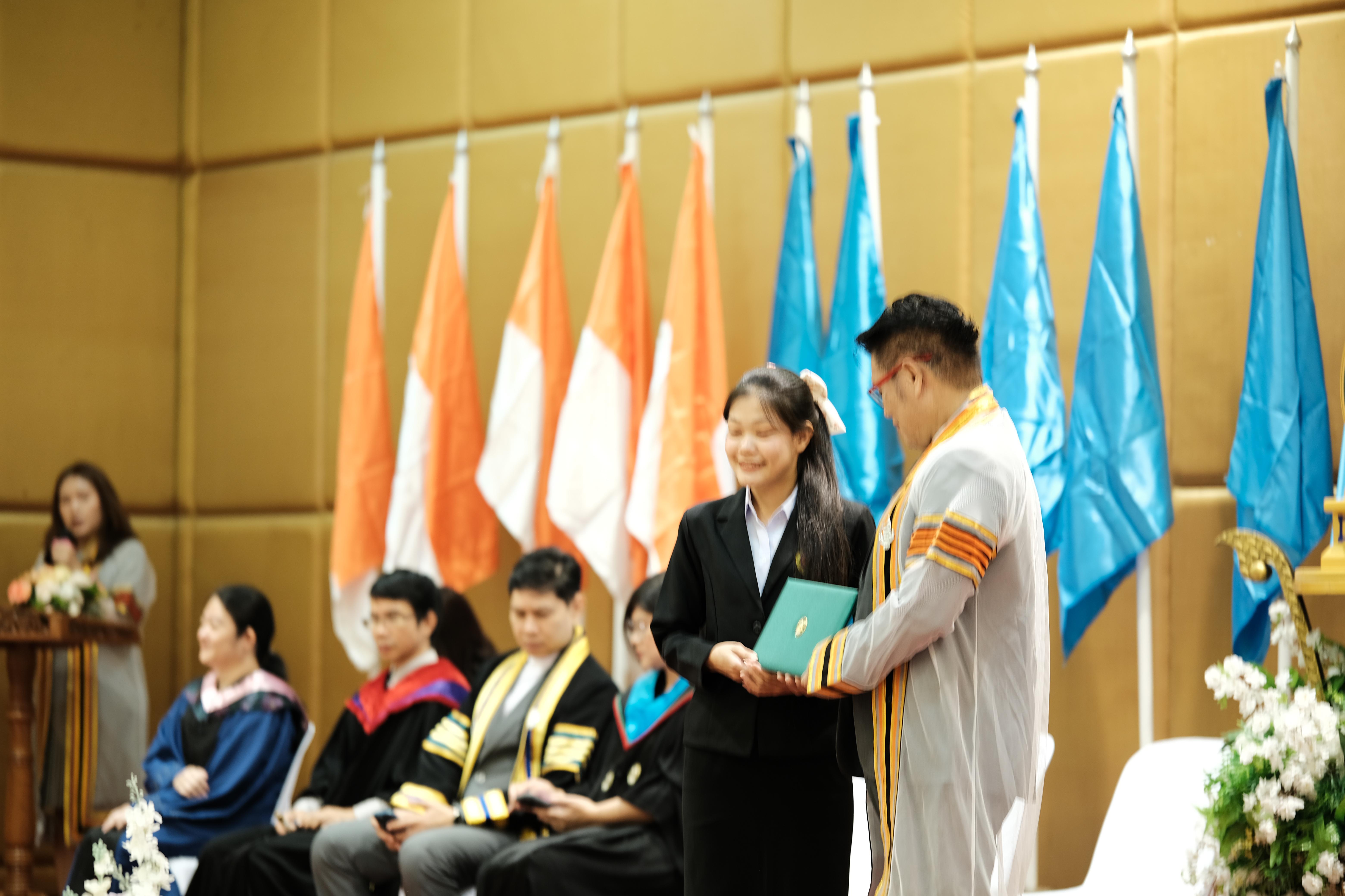 106. คณะครุศาสตร์มหาลัยราชภัฏกำแพงเพชร จัดกิจกรรมมอบเกียรติบัตรและแสดงความยินดีกับผู้สำเร็จการศึกษานักศึกษาหลักสูตรประกาศนียบัตรบัณฑิต สาขาวิชาชีพครู