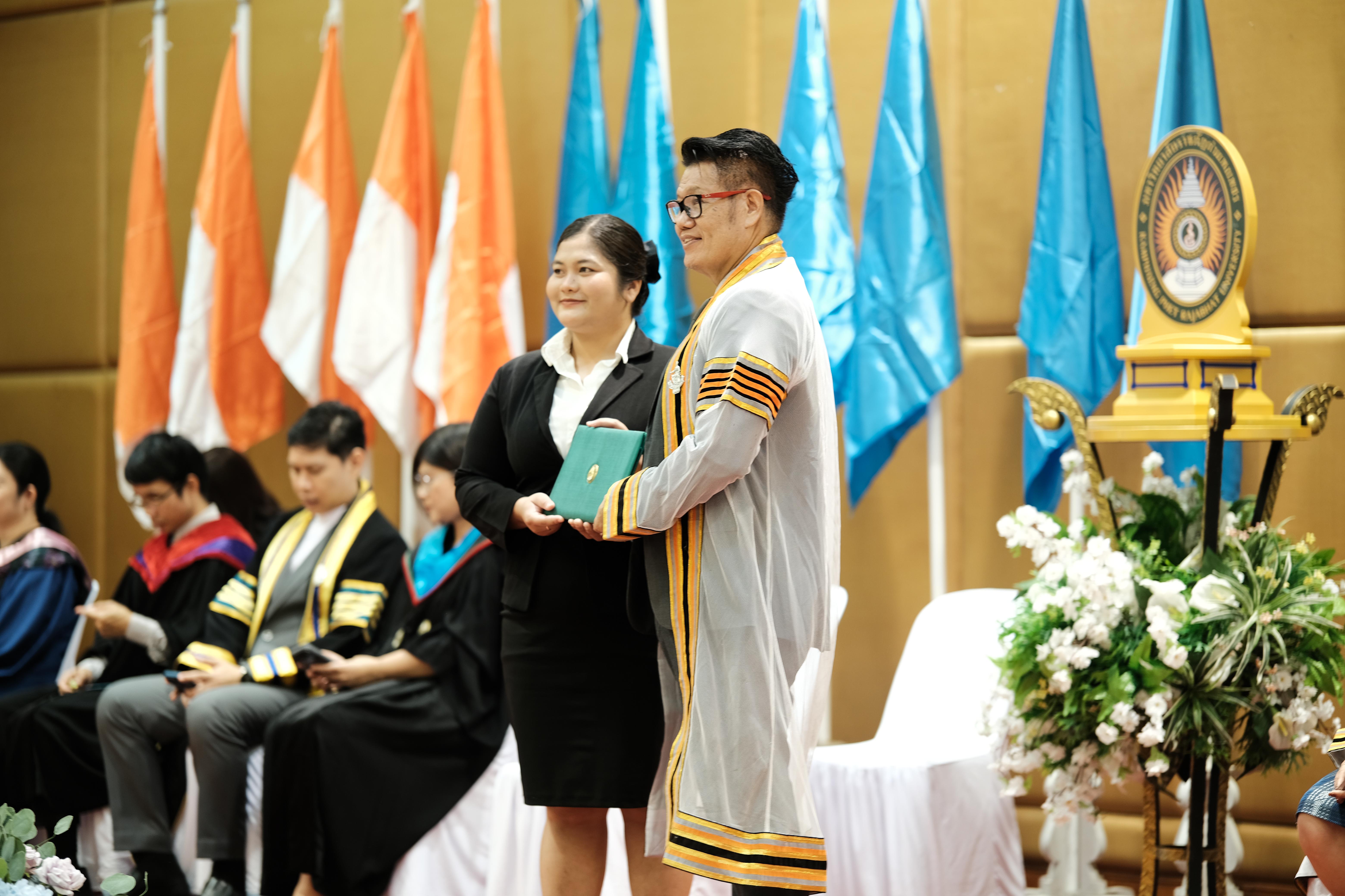 107. คณะครุศาสตร์มหาลัยราชภัฏกำแพงเพชร จัดกิจกรรมมอบเกียรติบัตรและแสดงความยินดีกับผู้สำเร็จการศึกษานักศึกษาหลักสูตรประกาศนียบัตรบัณฑิต สาขาวิชาชีพครู