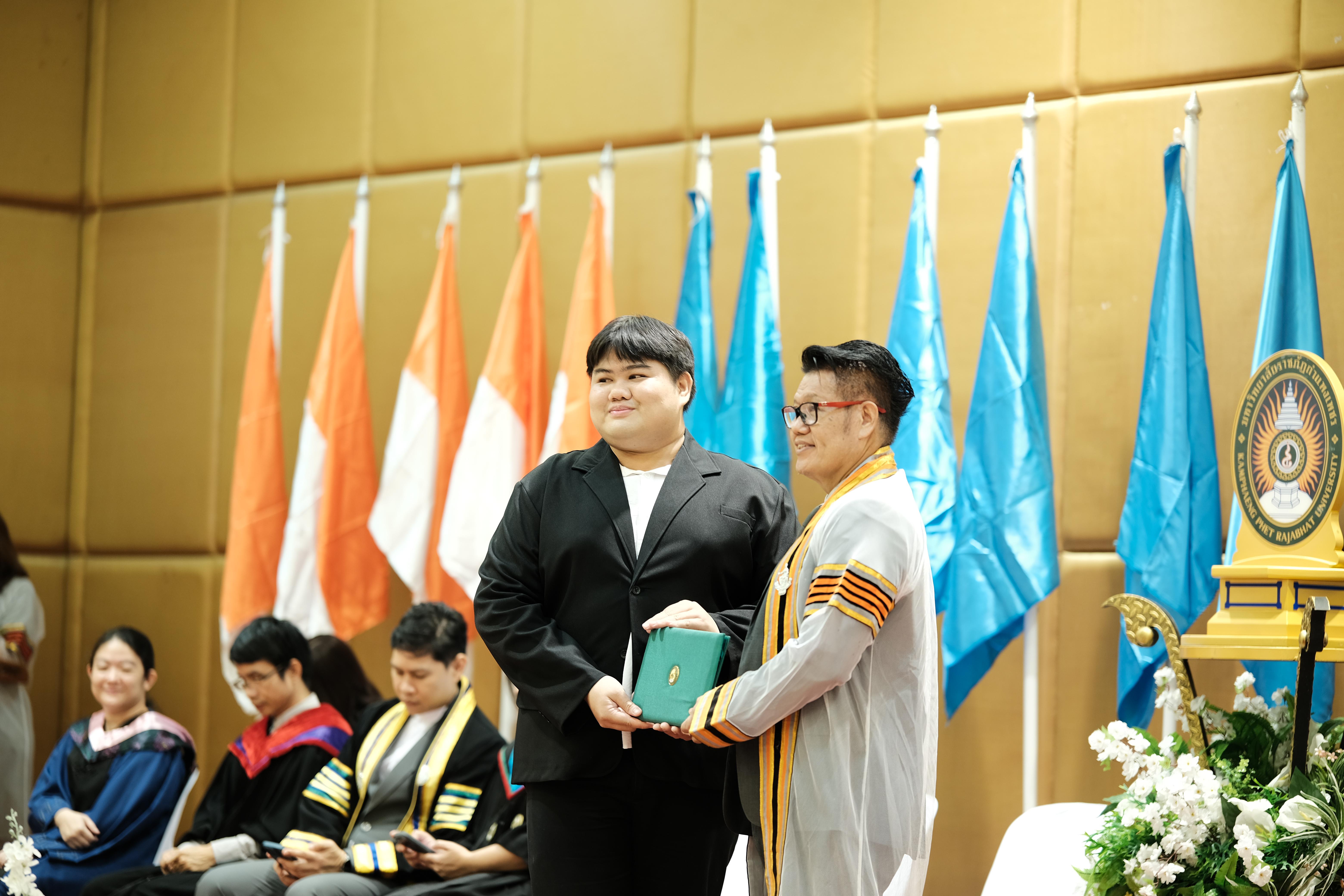 108. คณะครุศาสตร์มหาลัยราชภัฏกำแพงเพชร จัดกิจกรรมมอบเกียรติบัตรและแสดงความยินดีกับผู้สำเร็จการศึกษานักศึกษาหลักสูตรประกาศนียบัตรบัณฑิต สาขาวิชาชีพครู