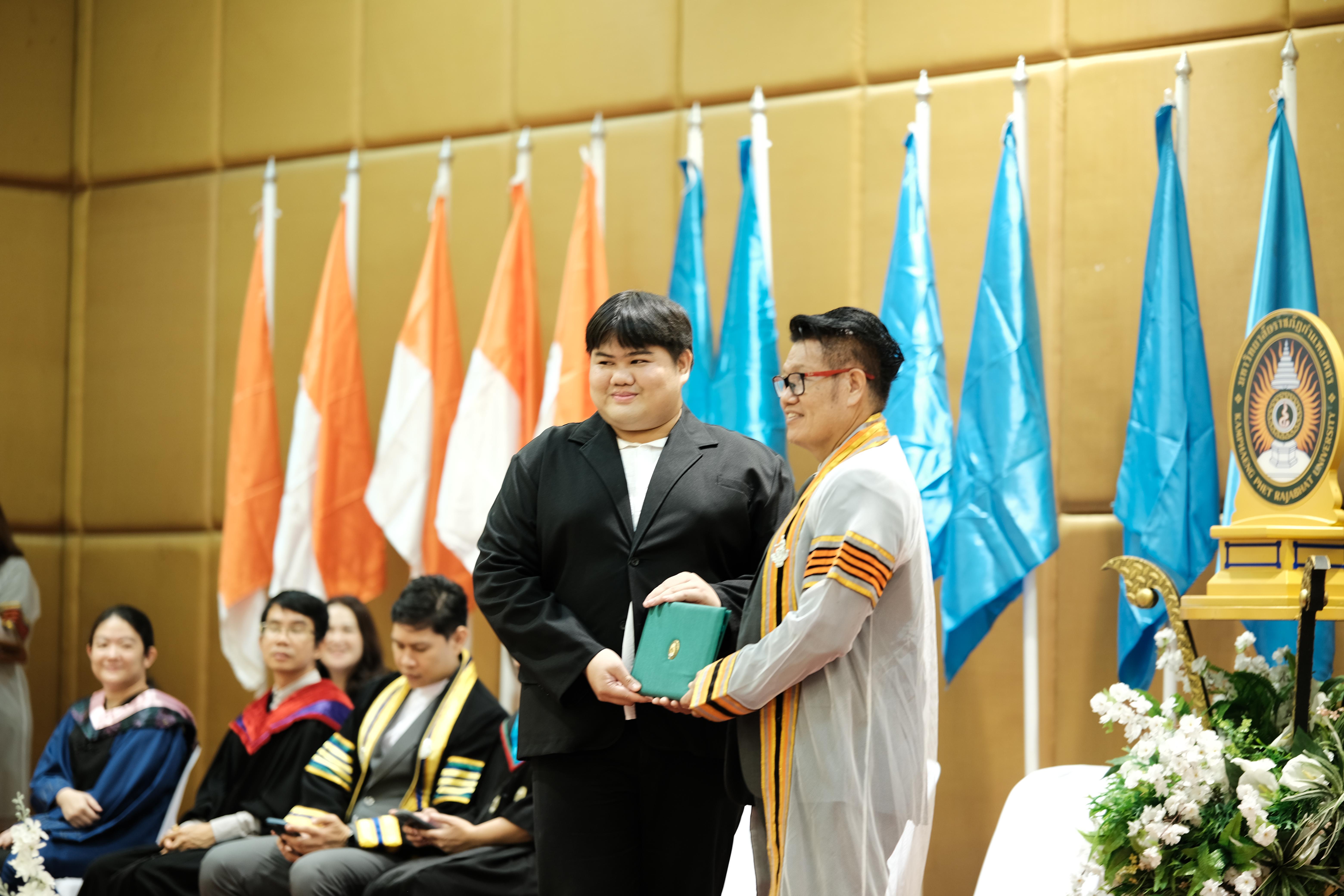 109. คณะครุศาสตร์มหาลัยราชภัฏกำแพงเพชร จัดกิจกรรมมอบเกียรติบัตรและแสดงความยินดีกับผู้สำเร็จการศึกษานักศึกษาหลักสูตรประกาศนียบัตรบัณฑิต สาขาวิชาชีพครู