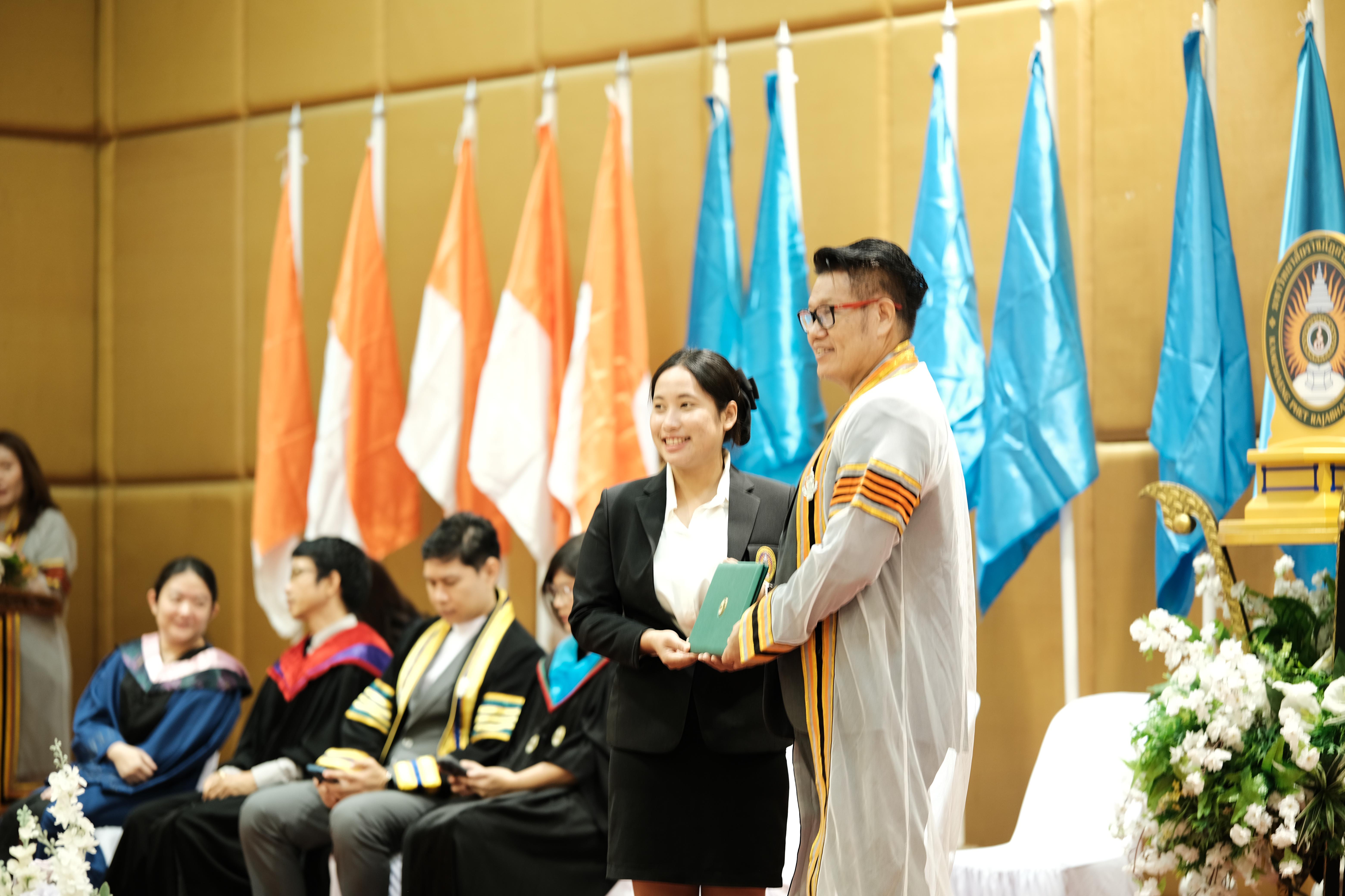 110. คณะครุศาสตร์มหาลัยราชภัฏกำแพงเพชร จัดกิจกรรมมอบเกียรติบัตรและแสดงความยินดีกับผู้สำเร็จการศึกษานักศึกษาหลักสูตรประกาศนียบัตรบัณฑิต สาขาวิชาชีพครู