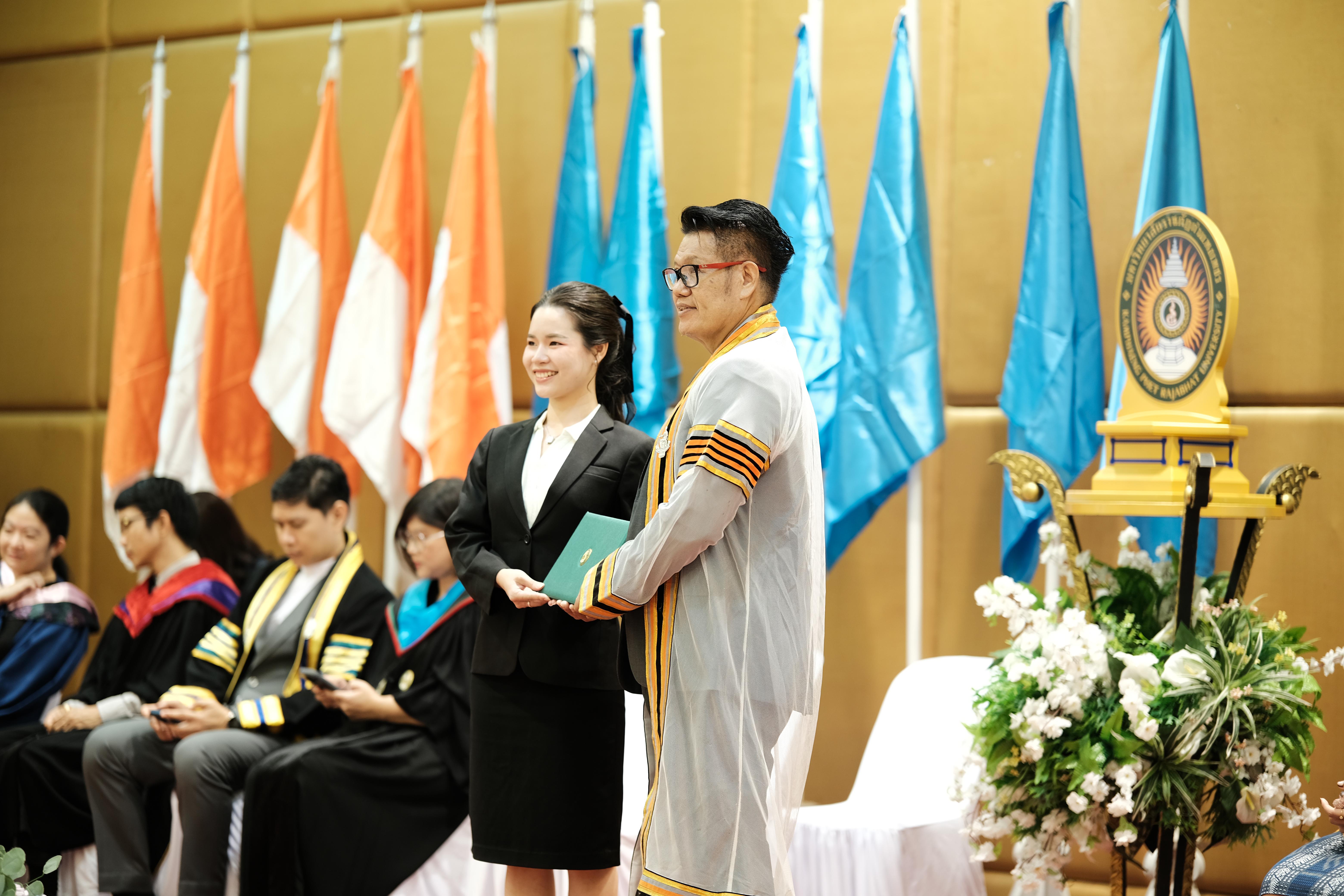111. คณะครุศาสตร์มหาลัยราชภัฏกำแพงเพชร จัดกิจกรรมมอบเกียรติบัตรและแสดงความยินดีกับผู้สำเร็จการศึกษานักศึกษาหลักสูตรประกาศนียบัตรบัณฑิต สาขาวิชาชีพครู