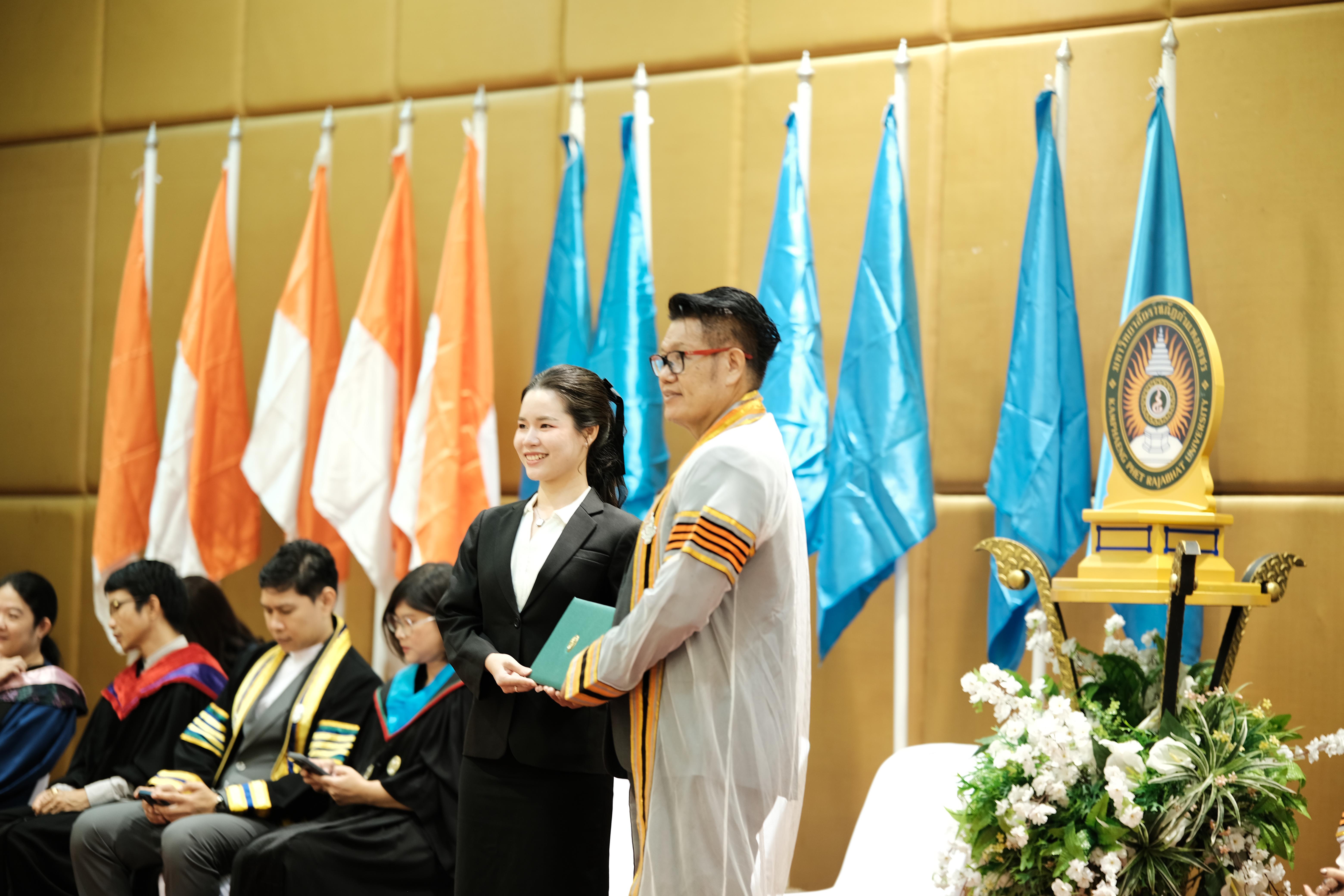 112. คณะครุศาสตร์มหาลัยราชภัฏกำแพงเพชร จัดกิจกรรมมอบเกียรติบัตรและแสดงความยินดีกับผู้สำเร็จการศึกษานักศึกษาหลักสูตรประกาศนียบัตรบัณฑิต สาขาวิชาชีพครู