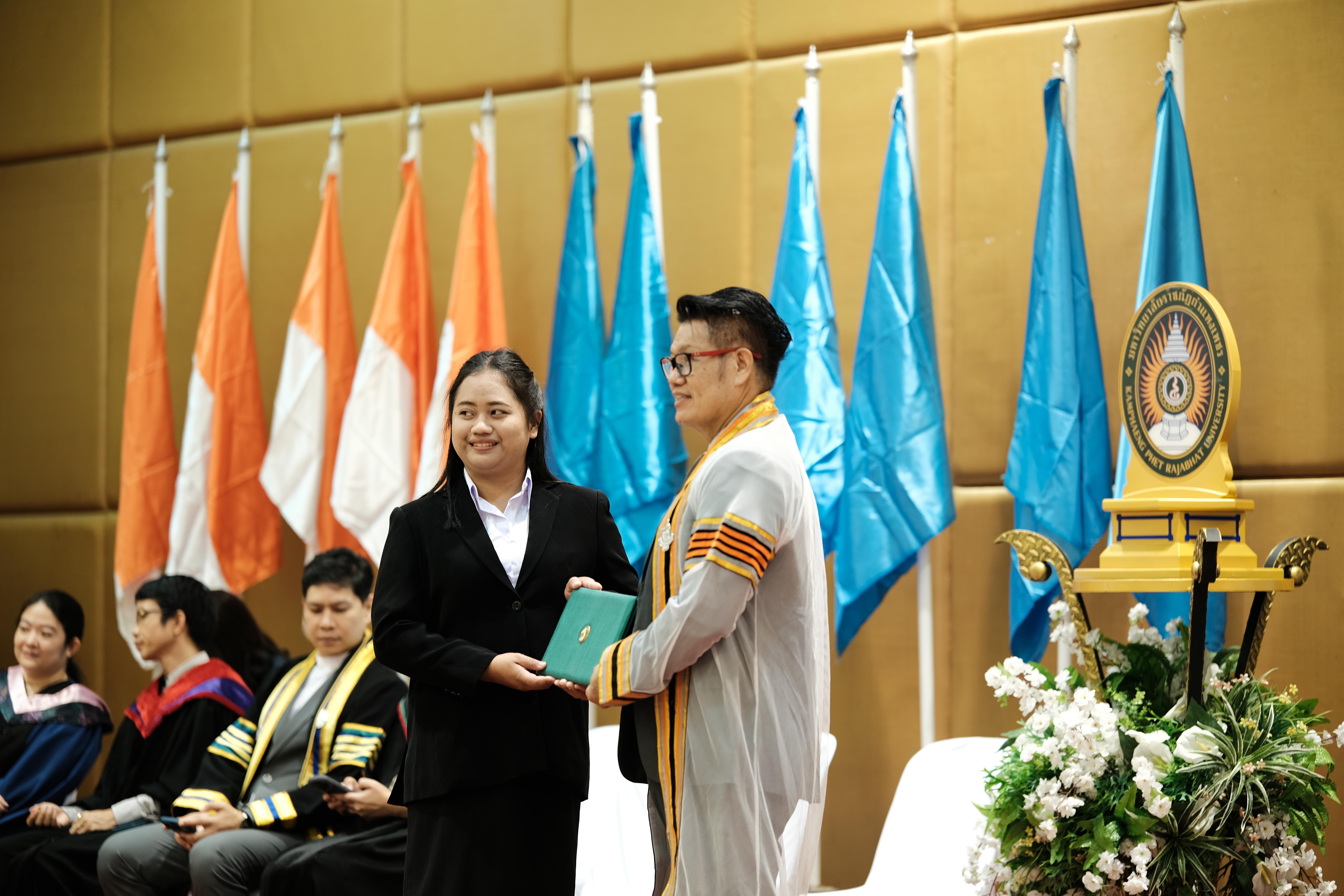 113. คณะครุศาสตร์มหาลัยราชภัฏกำแพงเพชร จัดกิจกรรมมอบเกียรติบัตรและแสดงความยินดีกับผู้สำเร็จการศึกษานักศึกษาหลักสูตรประกาศนียบัตรบัณฑิต สาขาวิชาชีพครู