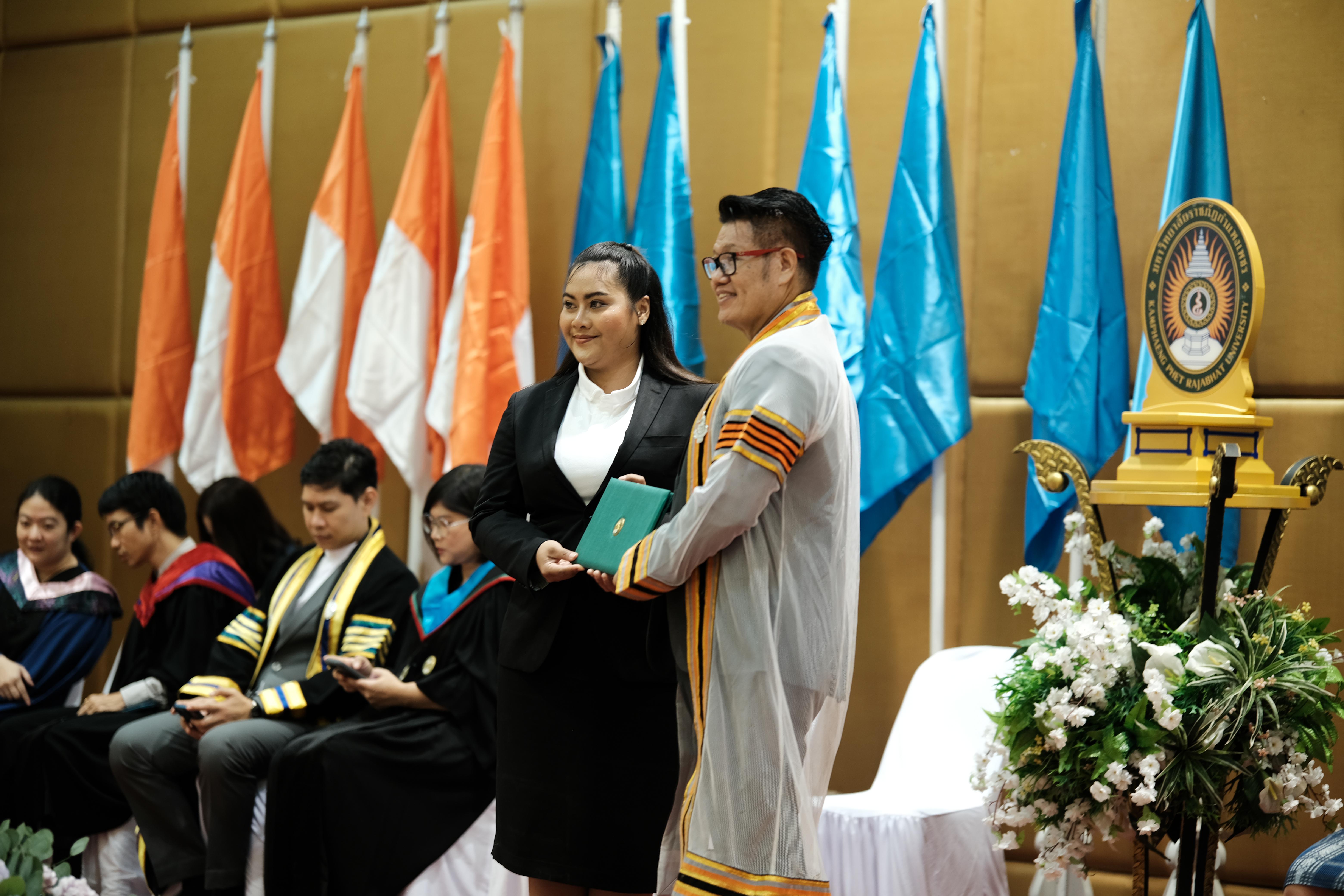 114. คณะครุศาสตร์มหาลัยราชภัฏกำแพงเพชร จัดกิจกรรมมอบเกียรติบัตรและแสดงความยินดีกับผู้สำเร็จการศึกษานักศึกษาหลักสูตรประกาศนียบัตรบัณฑิต สาขาวิชาชีพครู