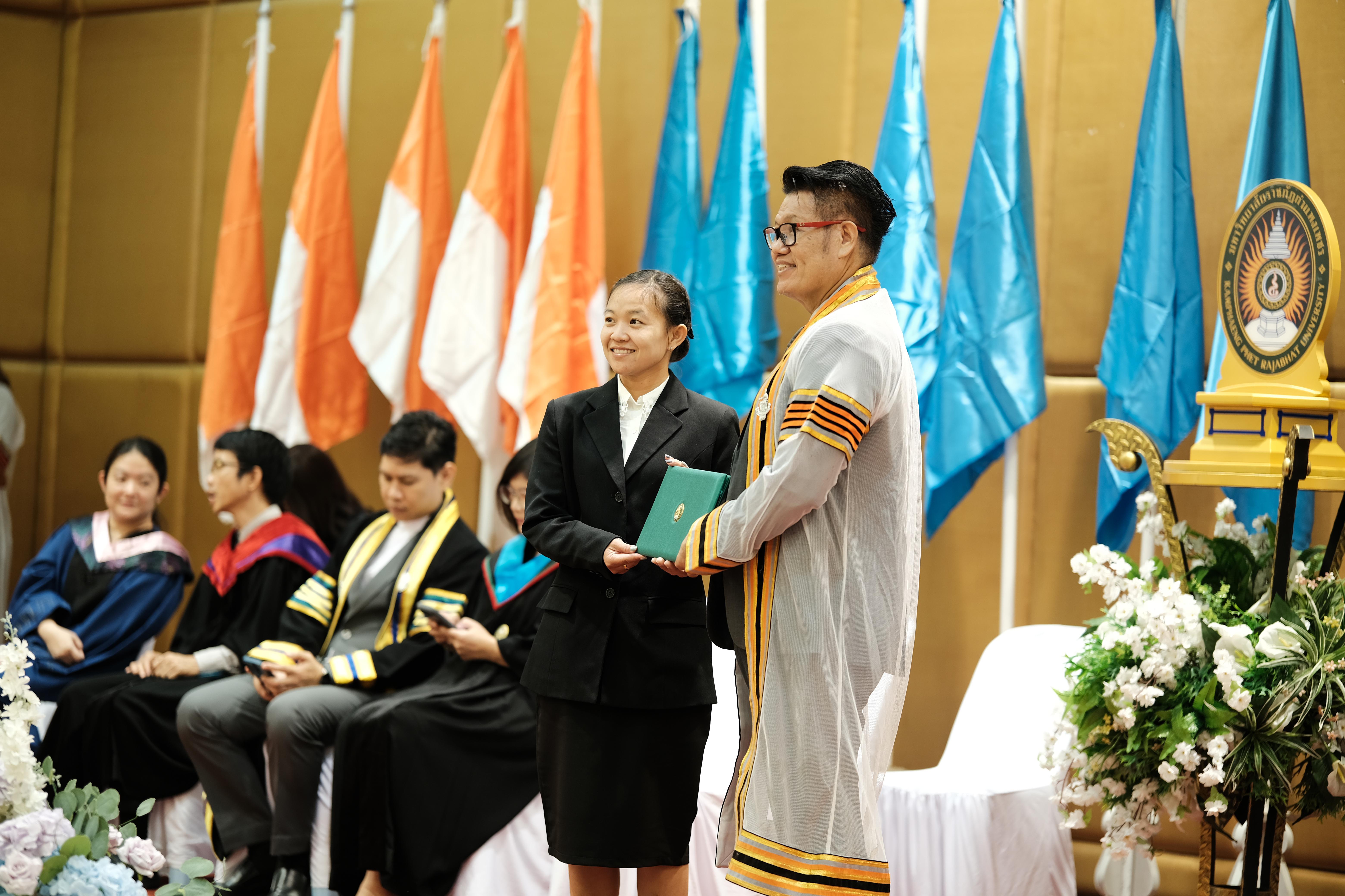 115. คณะครุศาสตร์มหาลัยราชภัฏกำแพงเพชร จัดกิจกรรมมอบเกียรติบัตรและแสดงความยินดีกับผู้สำเร็จการศึกษานักศึกษาหลักสูตรประกาศนียบัตรบัณฑิต สาขาวิชาชีพครู