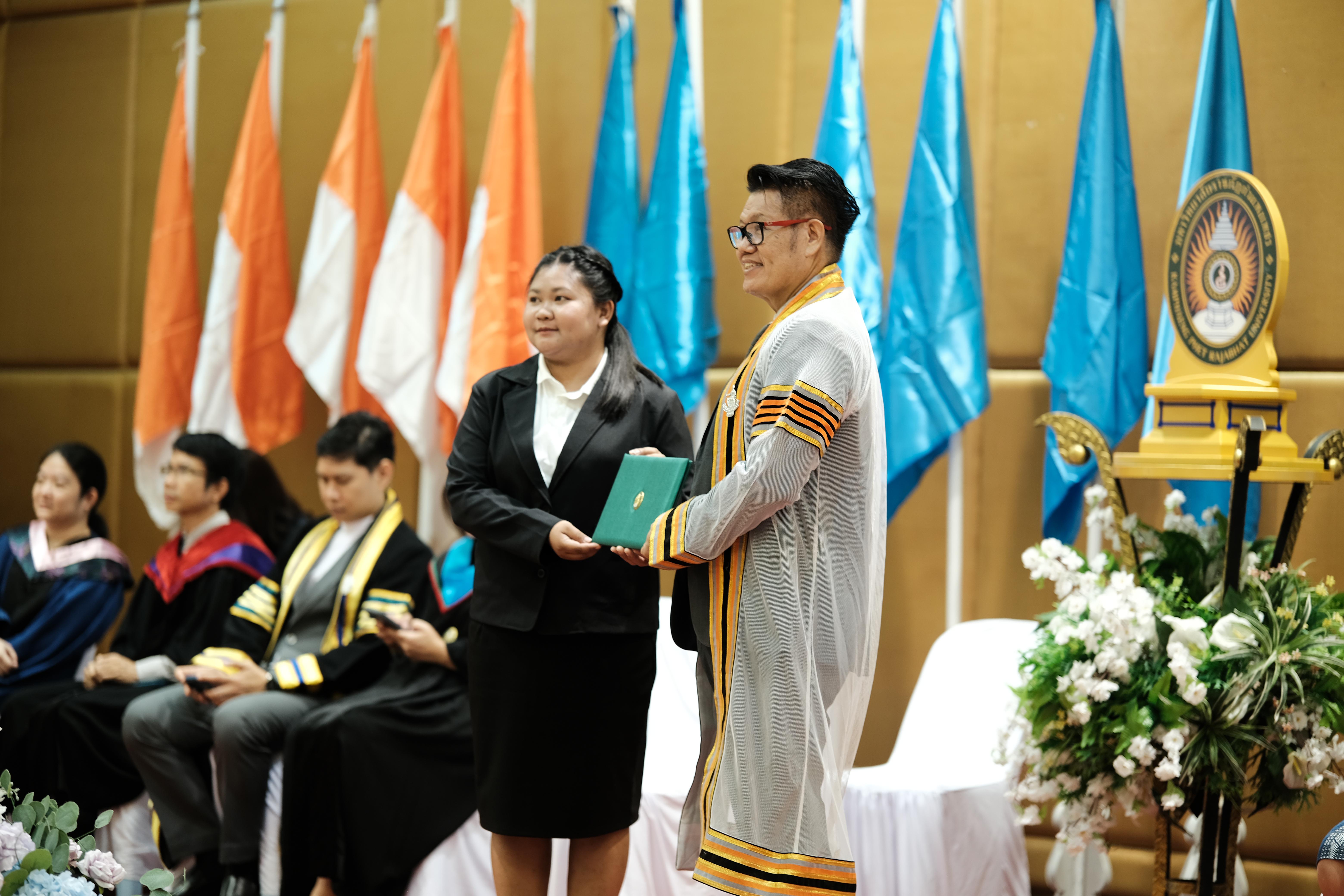116. คณะครุศาสตร์มหาลัยราชภัฏกำแพงเพชร จัดกิจกรรมมอบเกียรติบัตรและแสดงความยินดีกับผู้สำเร็จการศึกษานักศึกษาหลักสูตรประกาศนียบัตรบัณฑิต สาขาวิชาชีพครู