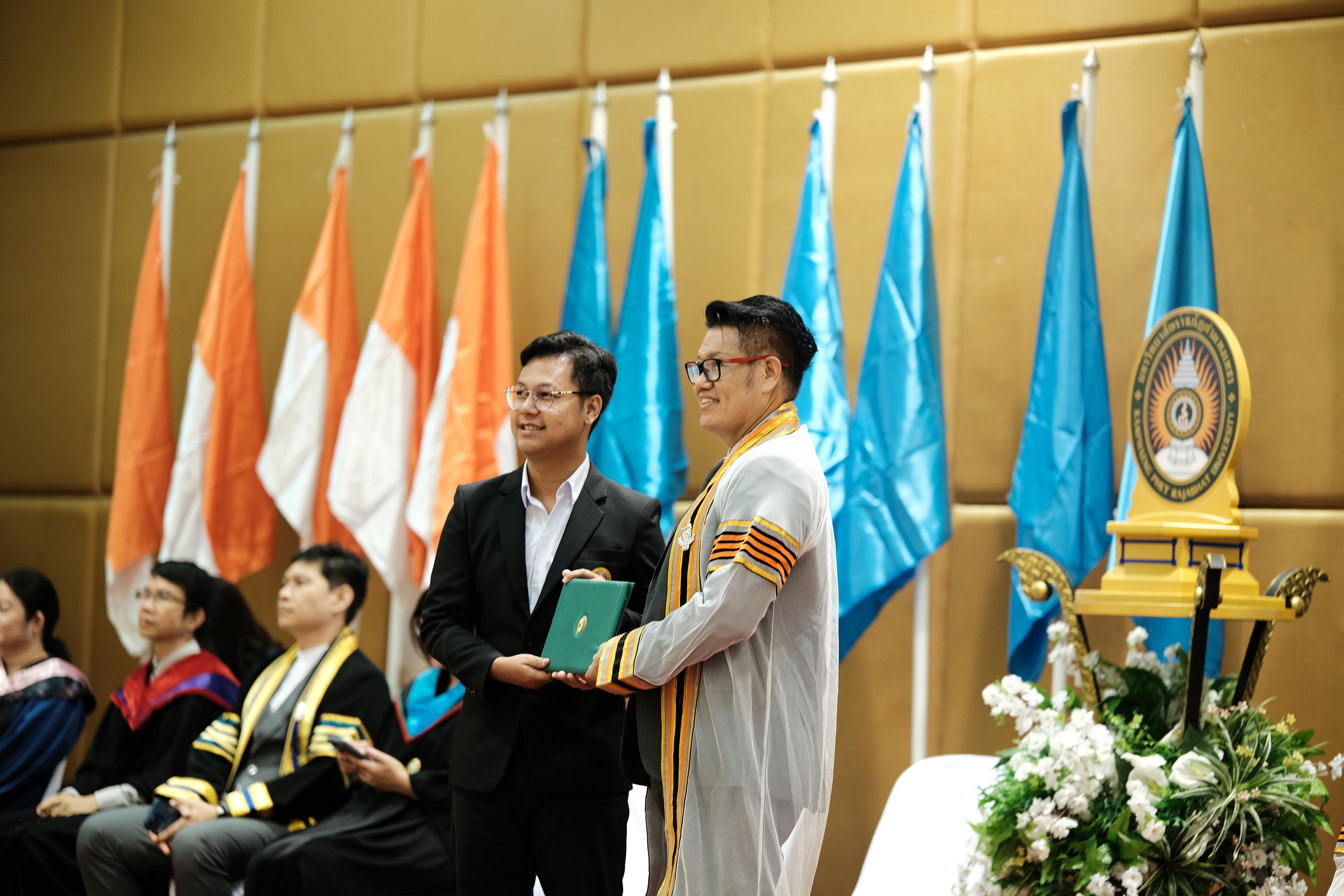 117. คณะครุศาสตร์มหาลัยราชภัฏกำแพงเพชร จัดกิจกรรมมอบเกียรติบัตรและแสดงความยินดีกับผู้สำเร็จการศึกษานักศึกษาหลักสูตรประกาศนียบัตรบัณฑิต สาขาวิชาชีพครู