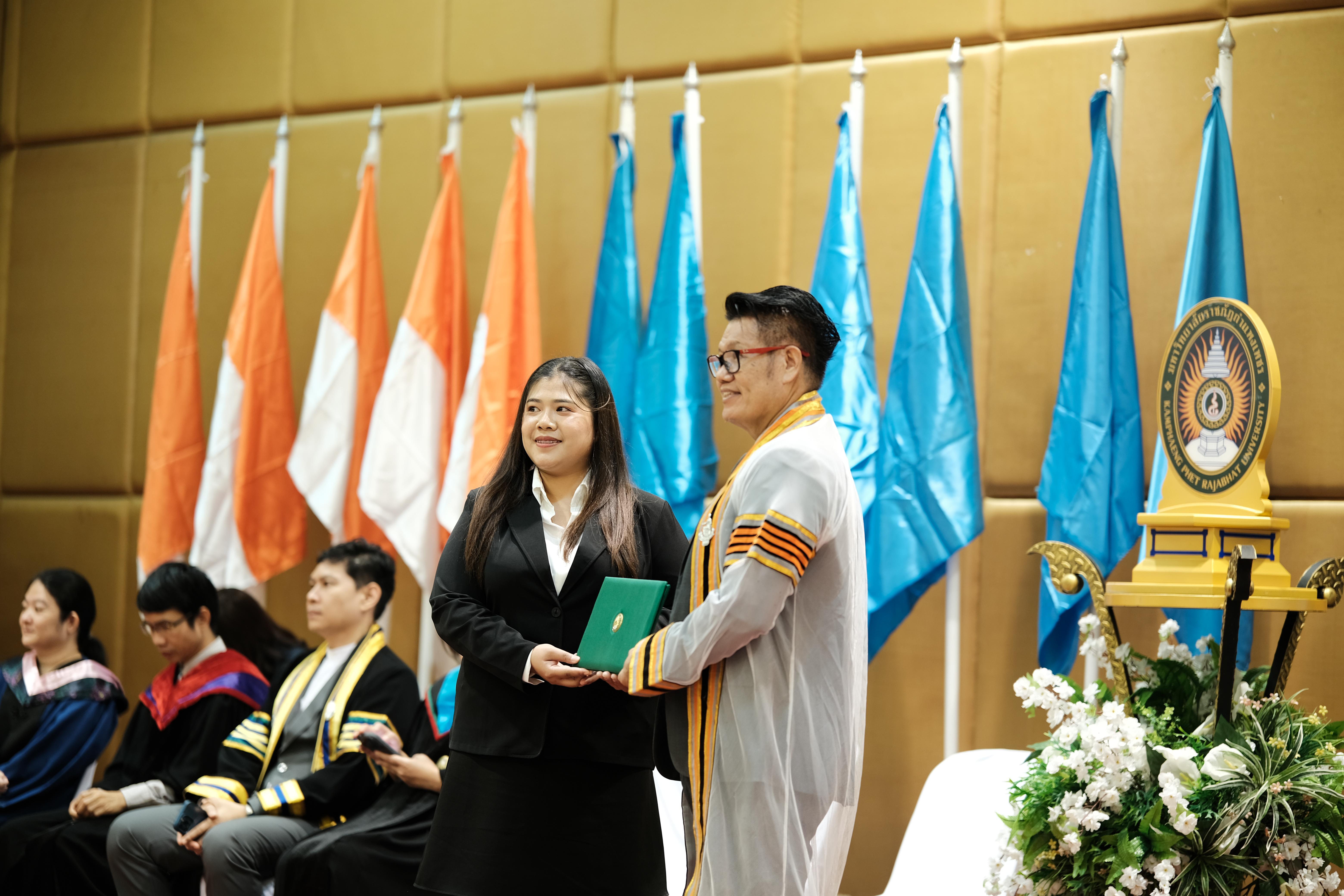 118. คณะครุศาสตร์มหาลัยราชภัฏกำแพงเพชร จัดกิจกรรมมอบเกียรติบัตรและแสดงความยินดีกับผู้สำเร็จการศึกษานักศึกษาหลักสูตรประกาศนียบัตรบัณฑิต สาขาวิชาชีพครู