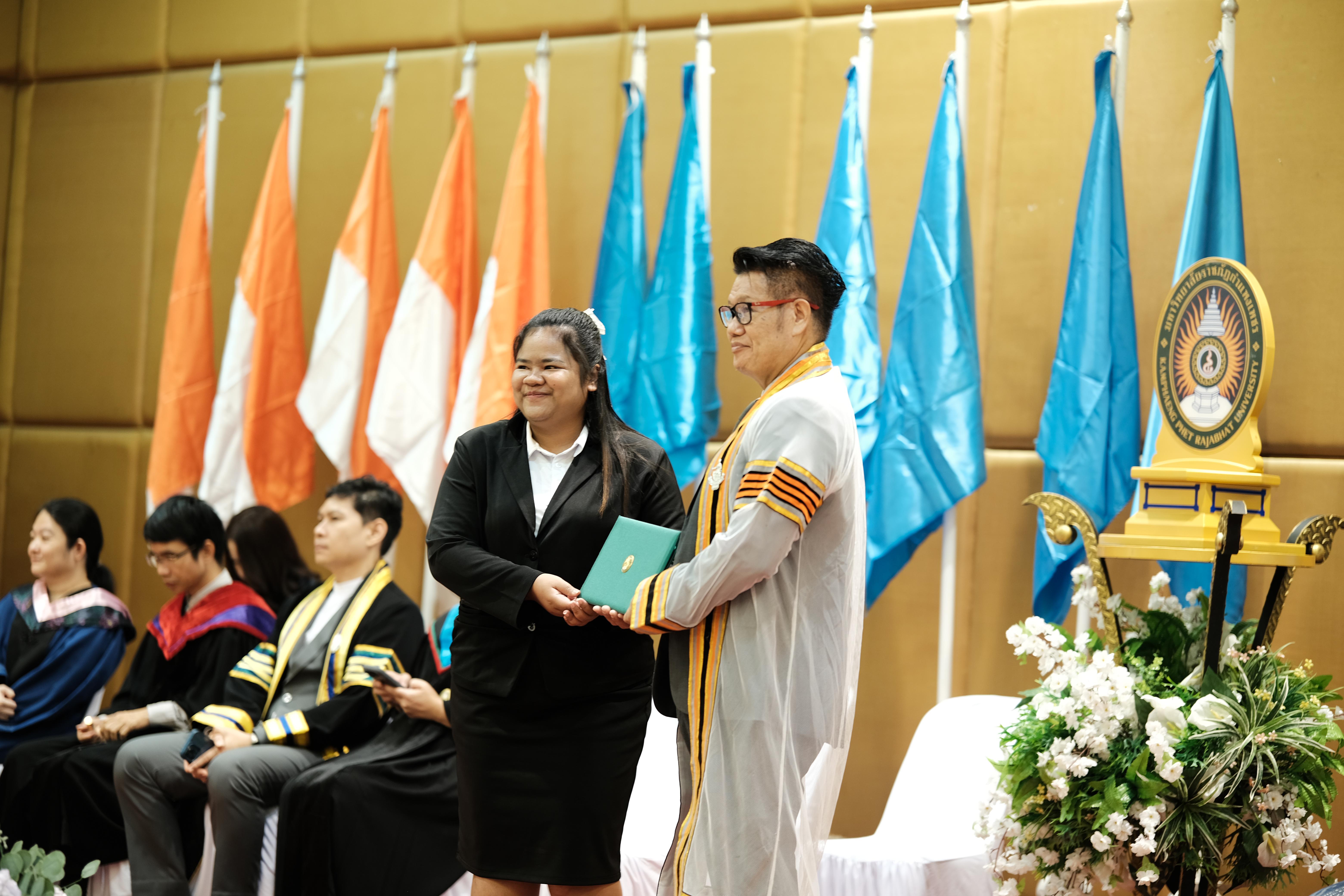 119. คณะครุศาสตร์มหาลัยราชภัฏกำแพงเพชร จัดกิจกรรมมอบเกียรติบัตรและแสดงความยินดีกับผู้สำเร็จการศึกษานักศึกษาหลักสูตรประกาศนียบัตรบัณฑิต สาขาวิชาชีพครู