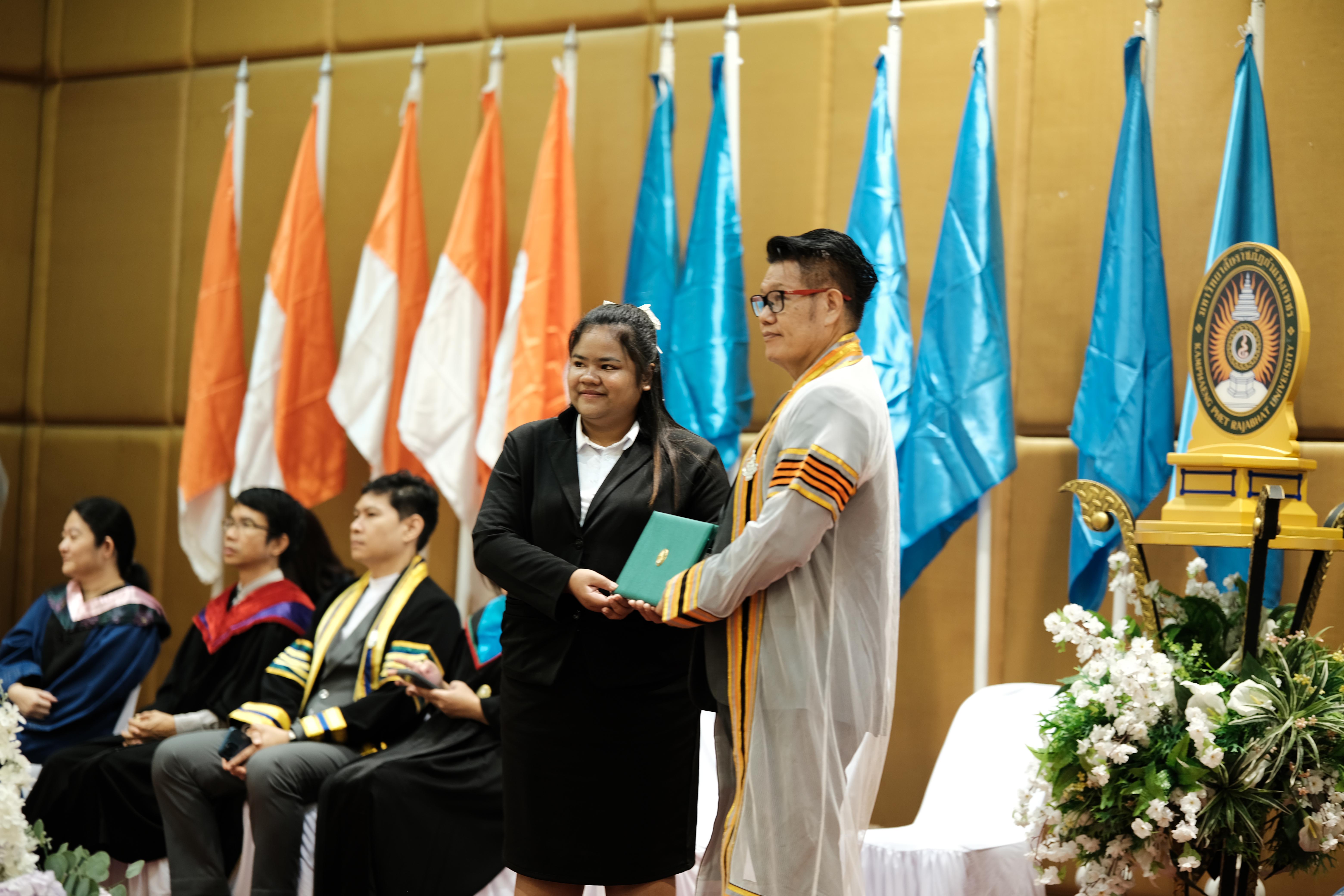 120. คณะครุศาสตร์มหาลัยราชภัฏกำแพงเพชร จัดกิจกรรมมอบเกียรติบัตรและแสดงความยินดีกับผู้สำเร็จการศึกษานักศึกษาหลักสูตรประกาศนียบัตรบัณฑิต สาขาวิชาชีพครู
