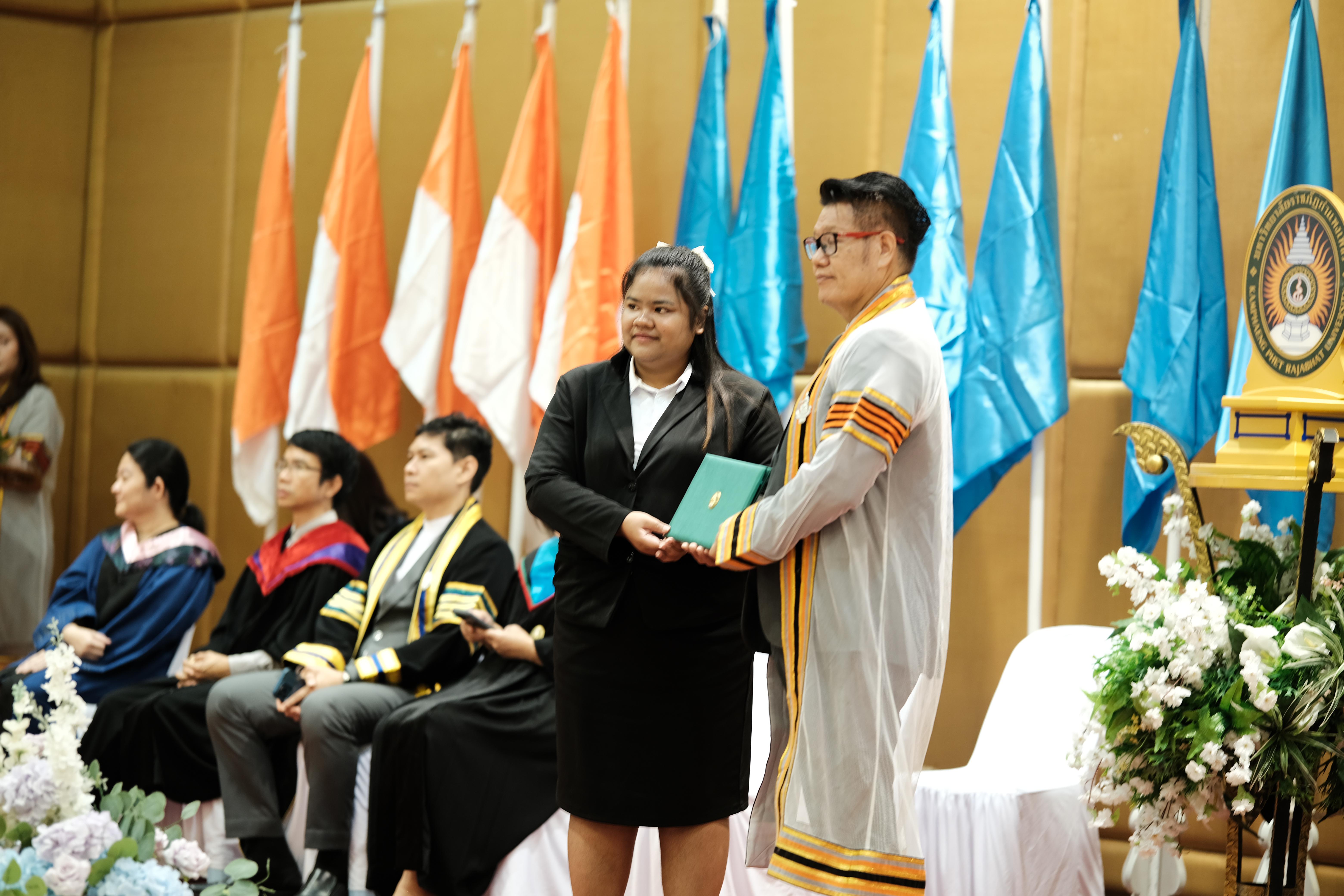 121. คณะครุศาสตร์มหาลัยราชภัฏกำแพงเพชร จัดกิจกรรมมอบเกียรติบัตรและแสดงความยินดีกับผู้สำเร็จการศึกษานักศึกษาหลักสูตรประกาศนียบัตรบัณฑิต สาขาวิชาชีพครู