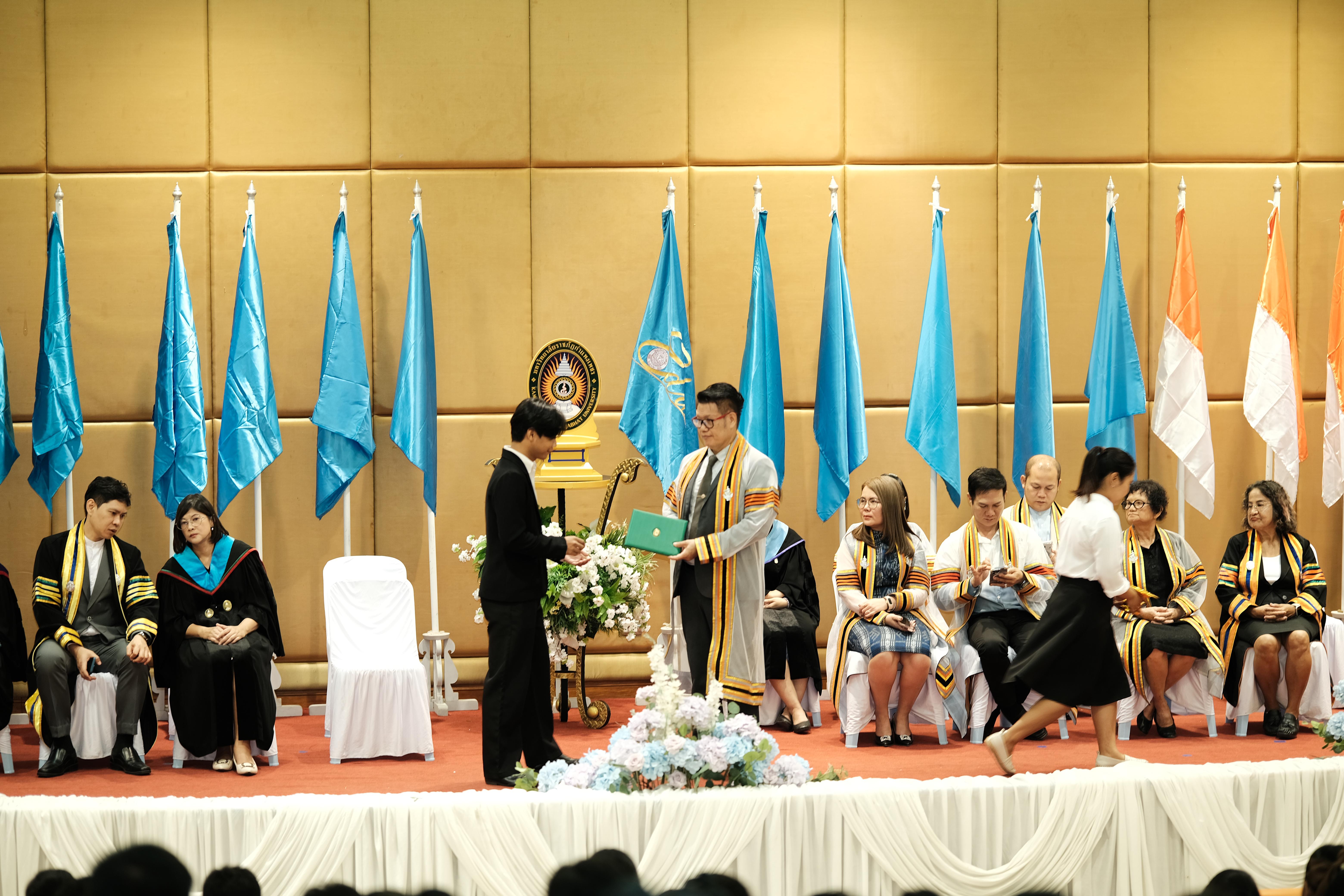 122. คณะครุศาสตร์มหาลัยราชภัฏกำแพงเพชร จัดกิจกรรมมอบเกียรติบัตรและแสดงความยินดีกับผู้สำเร็จการศึกษานักศึกษาหลักสูตรประกาศนียบัตรบัณฑิต สาขาวิชาชีพครู