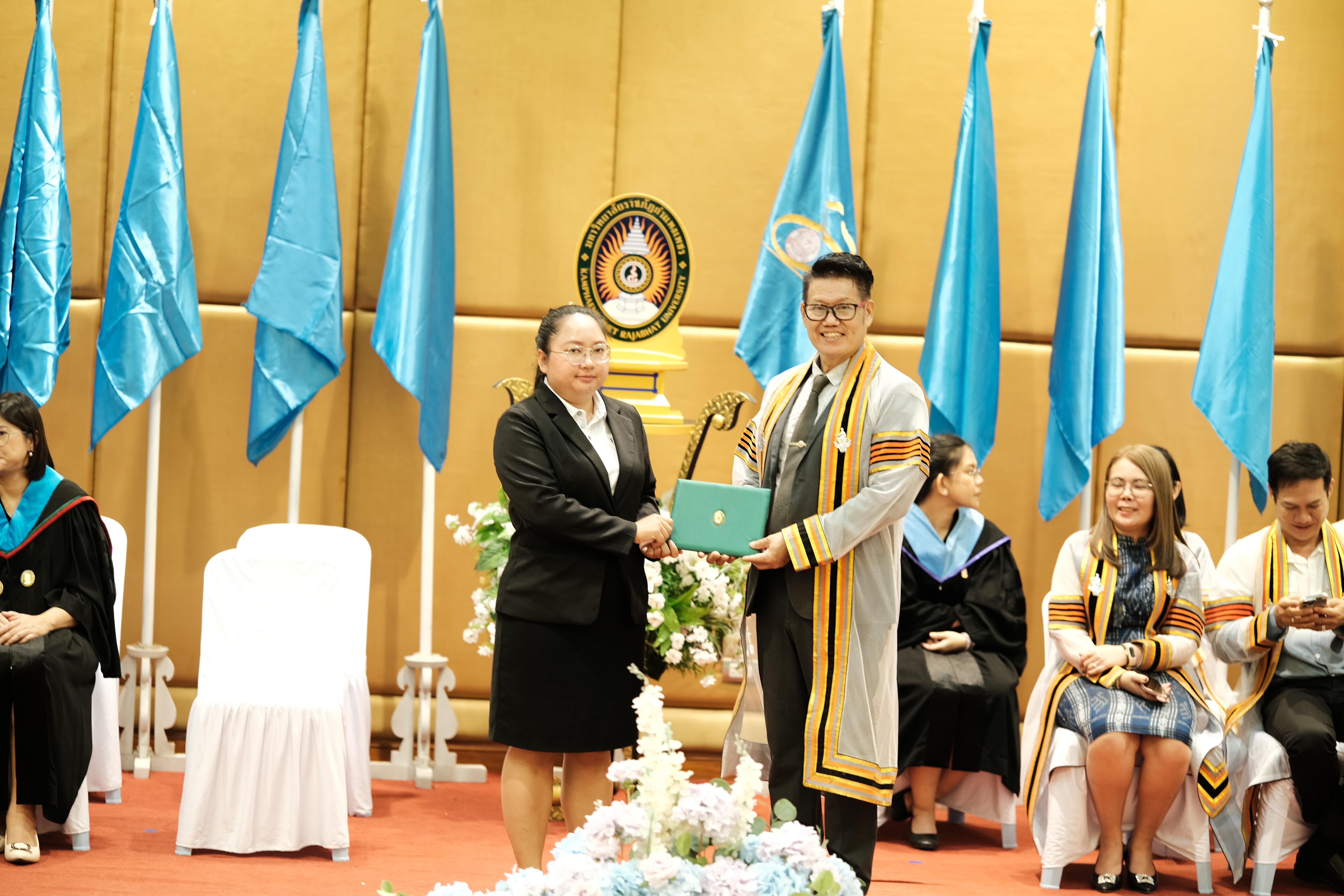 127. คณะครุศาสตร์มหาลัยราชภัฏกำแพงเพชร จัดกิจกรรมมอบเกียรติบัตรและแสดงความยินดีกับผู้สำเร็จการศึกษานักศึกษาหลักสูตรประกาศนียบัตรบัณฑิต สาขาวิชาชีพครู