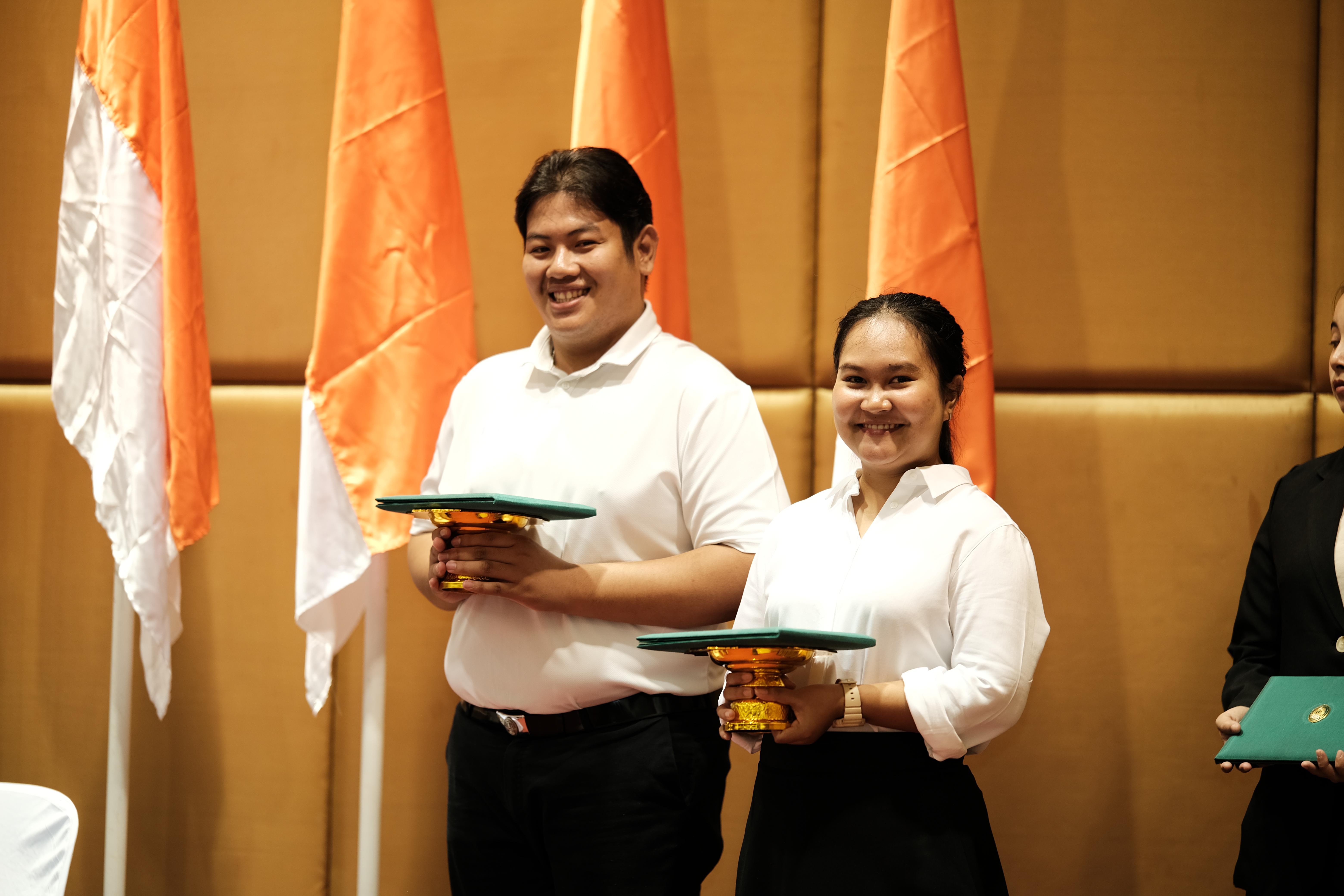 131. คณะครุศาสตร์มหาลัยราชภัฏกำแพงเพชร จัดกิจกรรมมอบเกียรติบัตรและแสดงความยินดีกับผู้สำเร็จการศึกษานักศึกษาหลักสูตรประกาศนียบัตรบัณฑิต สาขาวิชาชีพครู