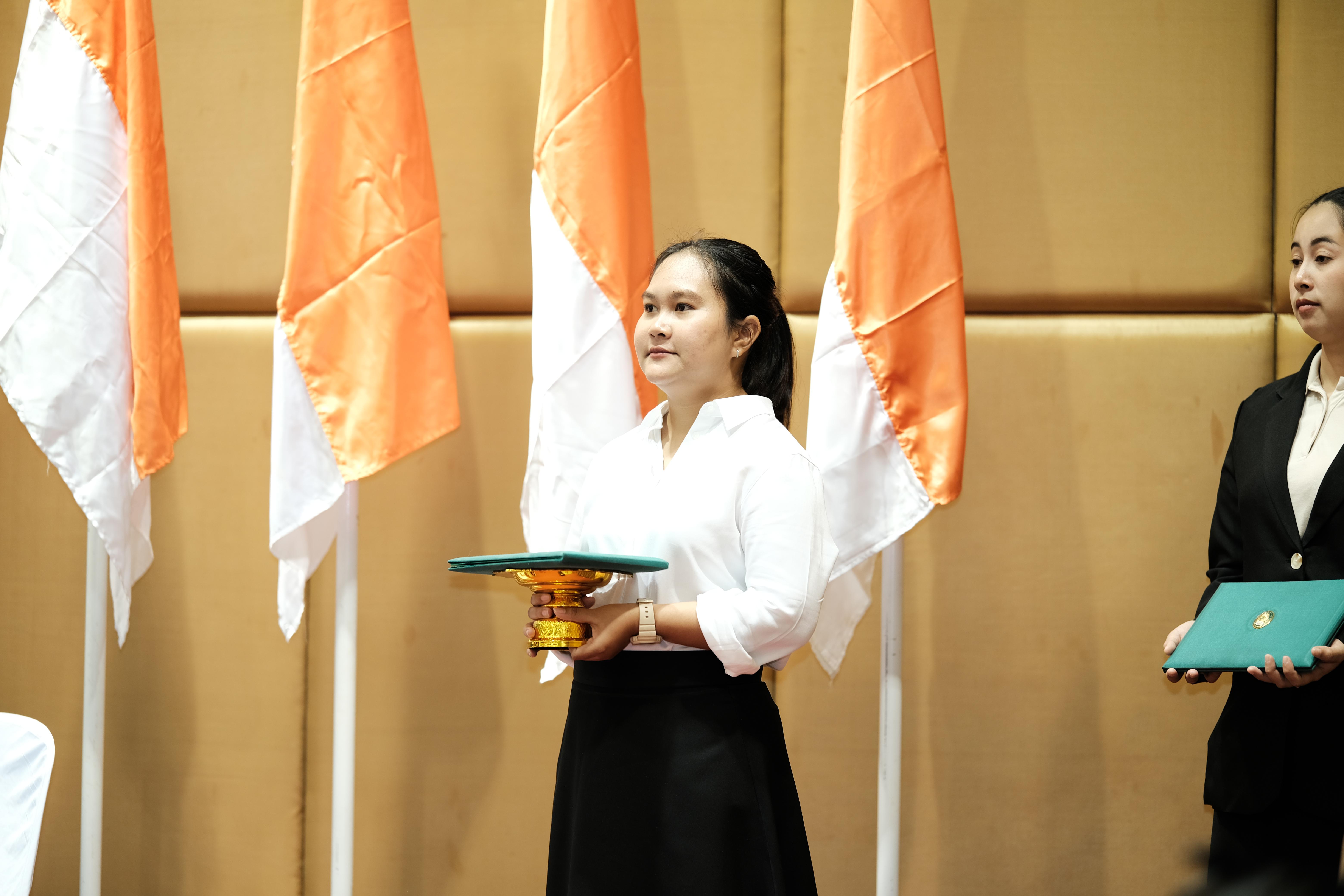 132. คณะครุศาสตร์มหาลัยราชภัฏกำแพงเพชร จัดกิจกรรมมอบเกียรติบัตรและแสดงความยินดีกับผู้สำเร็จการศึกษานักศึกษาหลักสูตรประกาศนียบัตรบัณฑิต สาขาวิชาชีพครู