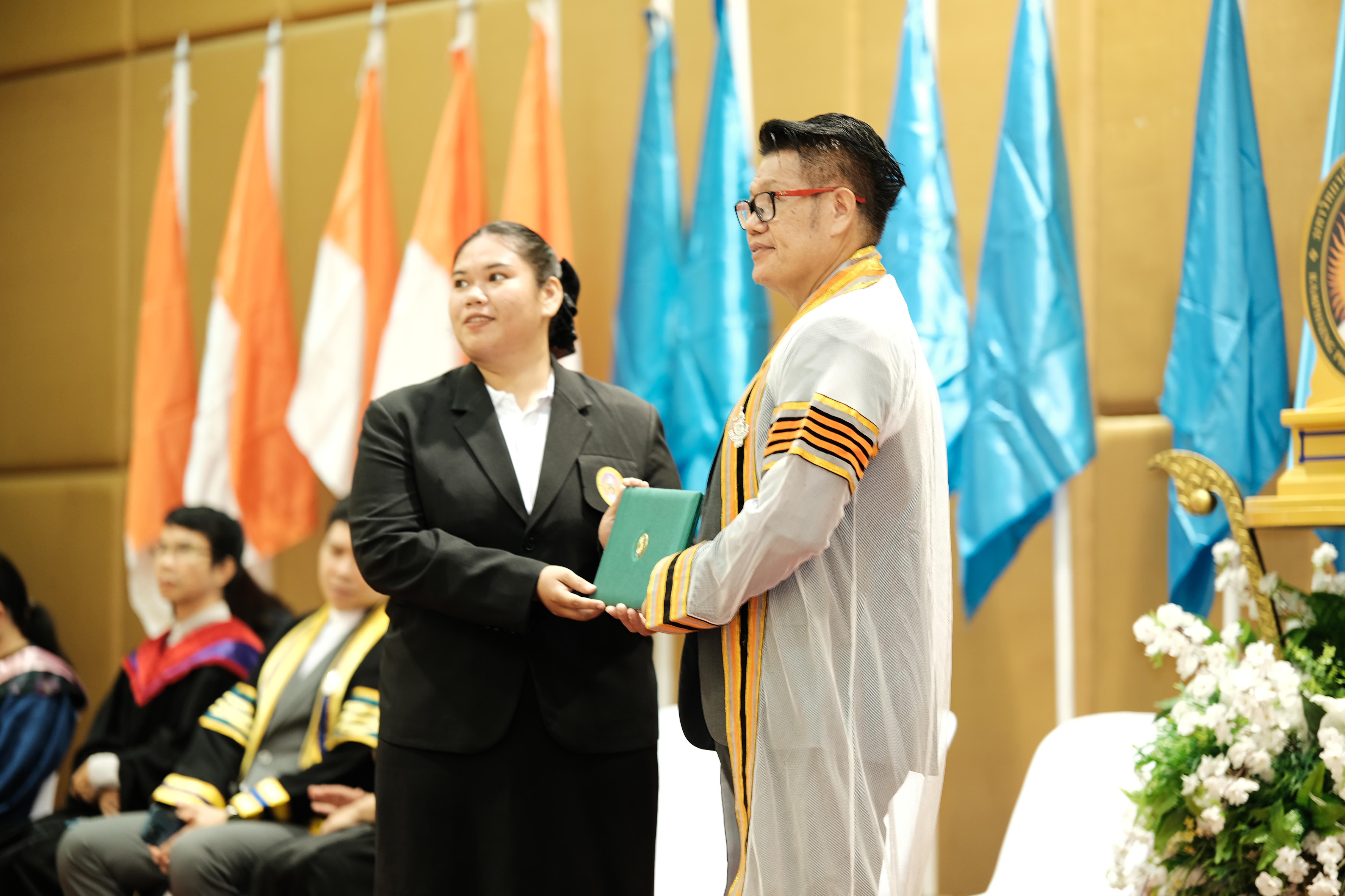 134. คณะครุศาสตร์มหาลัยราชภัฏกำแพงเพชร จัดกิจกรรมมอบเกียรติบัตรและแสดงความยินดีกับผู้สำเร็จการศึกษานักศึกษาหลักสูตรประกาศนียบัตรบัณฑิต สาขาวิชาชีพครู