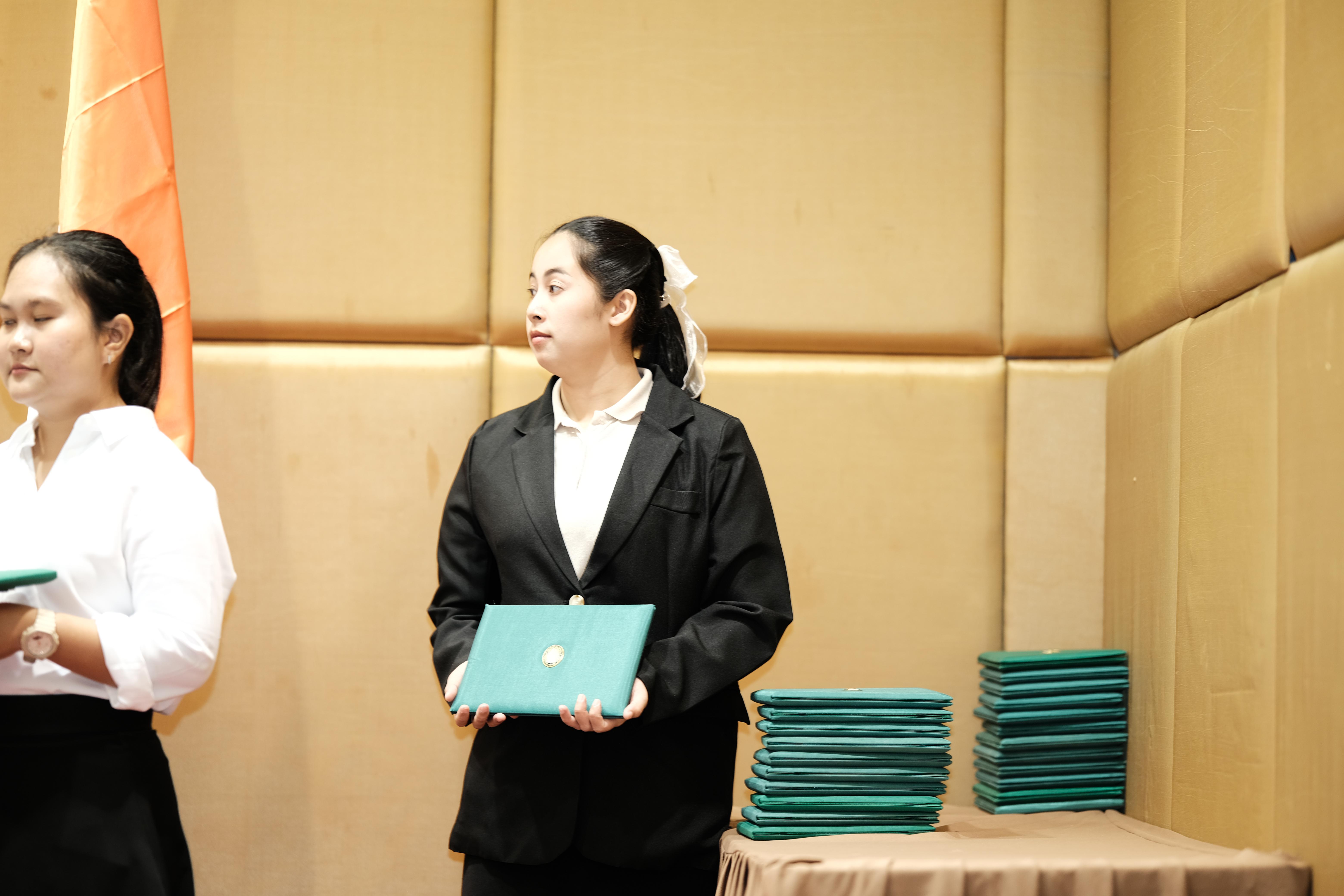 136. คณะครุศาสตร์มหาลัยราชภัฏกำแพงเพชร จัดกิจกรรมมอบเกียรติบัตรและแสดงความยินดีกับผู้สำเร็จการศึกษานักศึกษาหลักสูตรประกาศนียบัตรบัณฑิต สาขาวิชาชีพครู