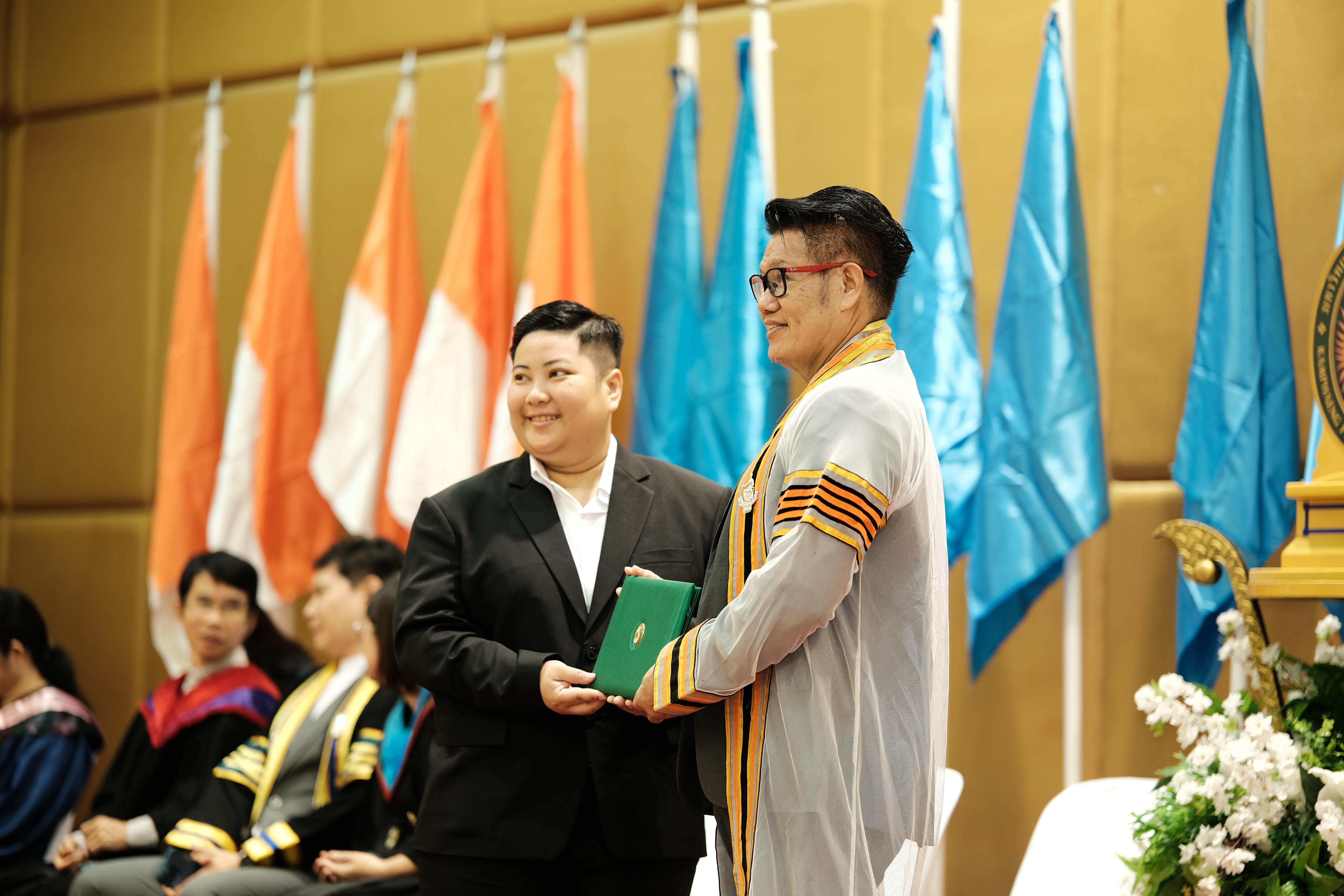 137. คณะครุศาสตร์มหาลัยราชภัฏกำแพงเพชร จัดกิจกรรมมอบเกียรติบัตรและแสดงความยินดีกับผู้สำเร็จการศึกษานักศึกษาหลักสูตรประกาศนียบัตรบัณฑิต สาขาวิชาชีพครู