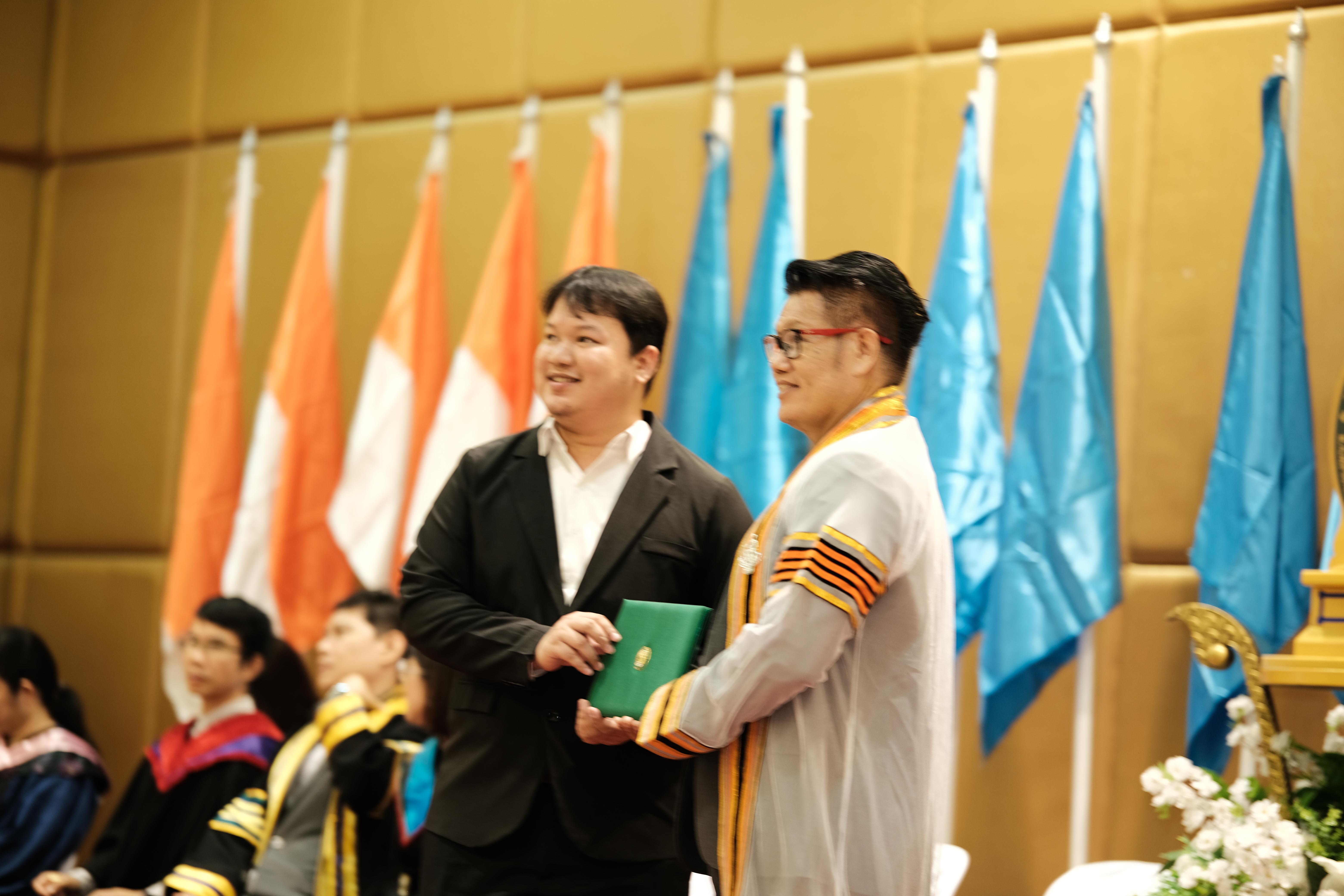 138. คณะครุศาสตร์มหาลัยราชภัฏกำแพงเพชร จัดกิจกรรมมอบเกียรติบัตรและแสดงความยินดีกับผู้สำเร็จการศึกษานักศึกษาหลักสูตรประกาศนียบัตรบัณฑิต สาขาวิชาชีพครู